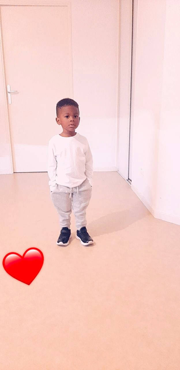 Kayden participe au concours pour gagner de l'argent avec cette photo : art, balloon, carmine, child, event, fashion_design, floor, flooring, fun, gesture, happy, heart, knee, party_supply, person, room, shoulder, sleeve, toddler, visual_arts