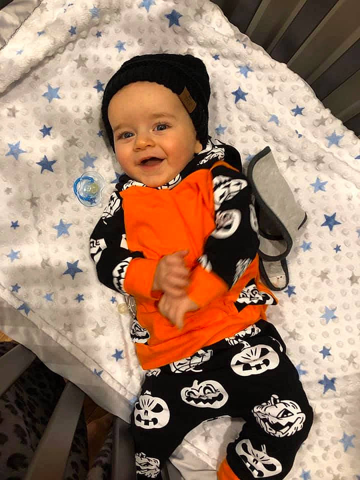 Donato is registered to the contest to win money with this photo: child, person, sleeve, toddler