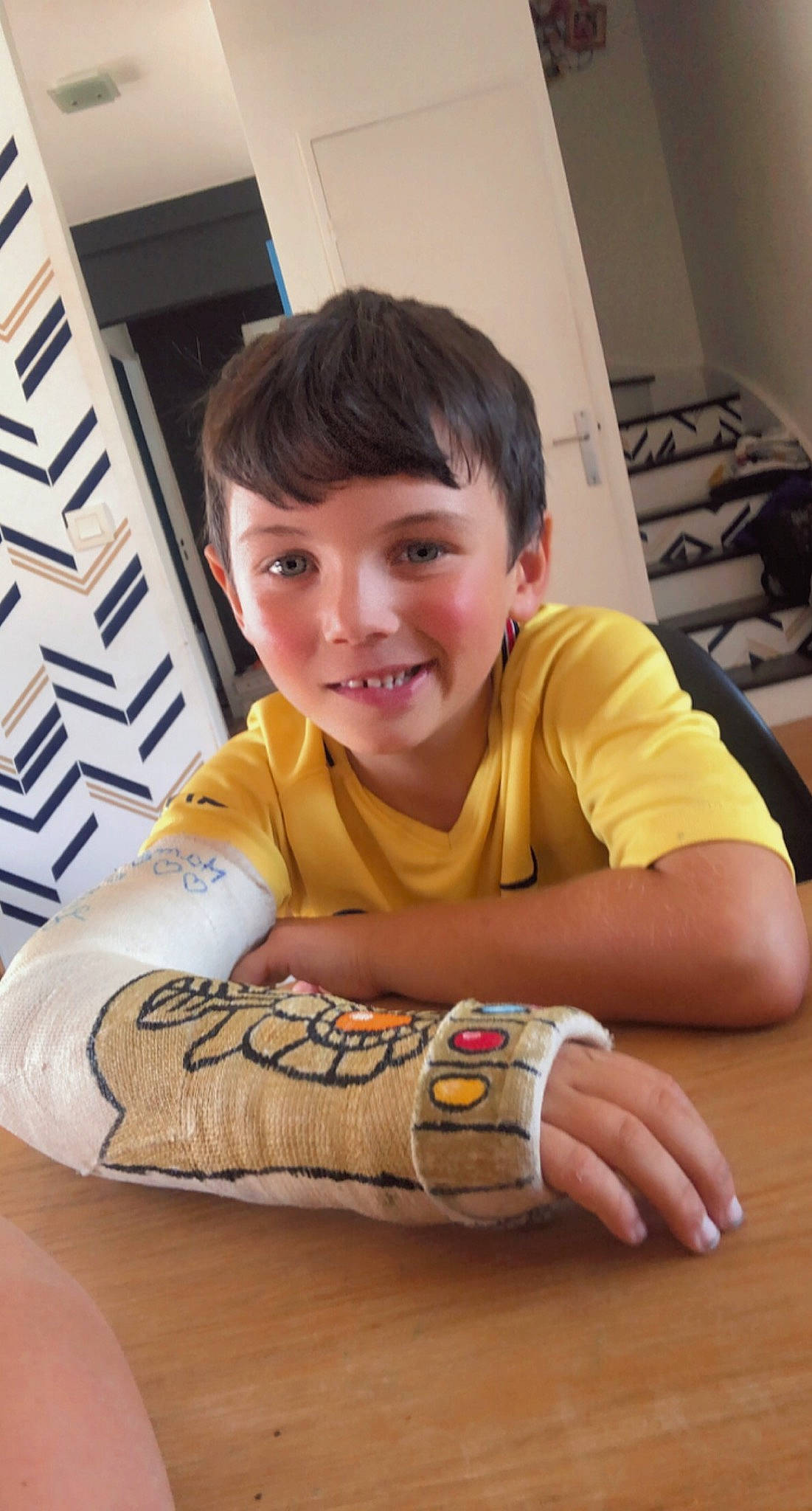 Louison a rejoint le concours — aidez-le/la à gagner de superbes lots ! arm, chin, comfort, elbow, eye, finger, floor, flooring, hand, head, joint, joy, muscle, neck, person, skin, sleeve, smile, t_shirt, thigh