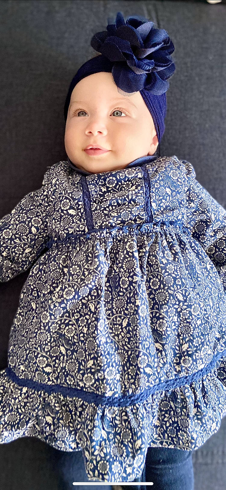 Romy a rejoint le concours — aidez-le/la à gagner de superbes lots ! arm, baby, baby_toddler_clothing, blue, clothing, day_dress, dress, face, fashion, head, headwear, neck, one_piece_garment, outerwear, person, shoulder, sleeve, standing, street_fashion, textile