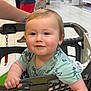 Mathys participe au concours pour gagner de l'argent avec cette photo : baby, toddler, shopping_cart, dinosaur_print, child, supermarket, aisle, person, grocery_store, smiling, hand, clothing, food, shopping, retail, people, background, store_shelves, casual, indoor