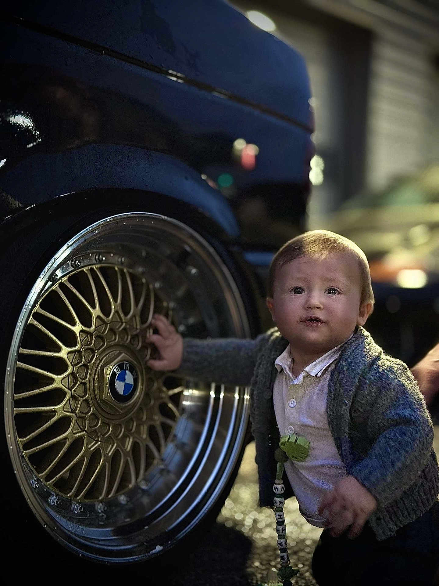Mathys participe au concours pour gagner de l'argent avec cette photo : toddler, child, car_wheel, bmw, golden_wheel, sweater, outdoor, night, curious, baby, wheel_rim, automobile, hand, young_child, clothing, portrait, light, reflection, street, closeup