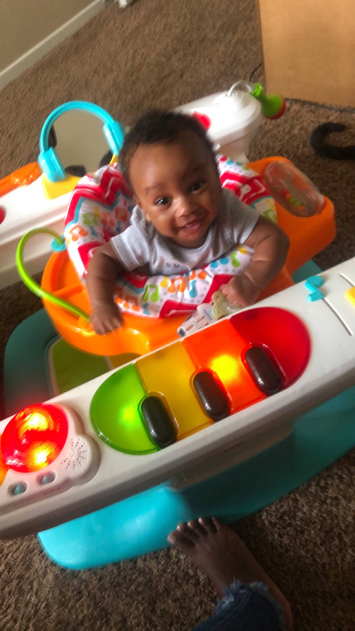 Jamari is registered to the contest to win money with this photo: baby, baby_playing_with_toys, baby_products, baby_toddler_clothing, baby_toys, child, event, fun, happy, joy, leisure, person, plastic, play, recreation, room, sharing, smile, t_shirt, tableware