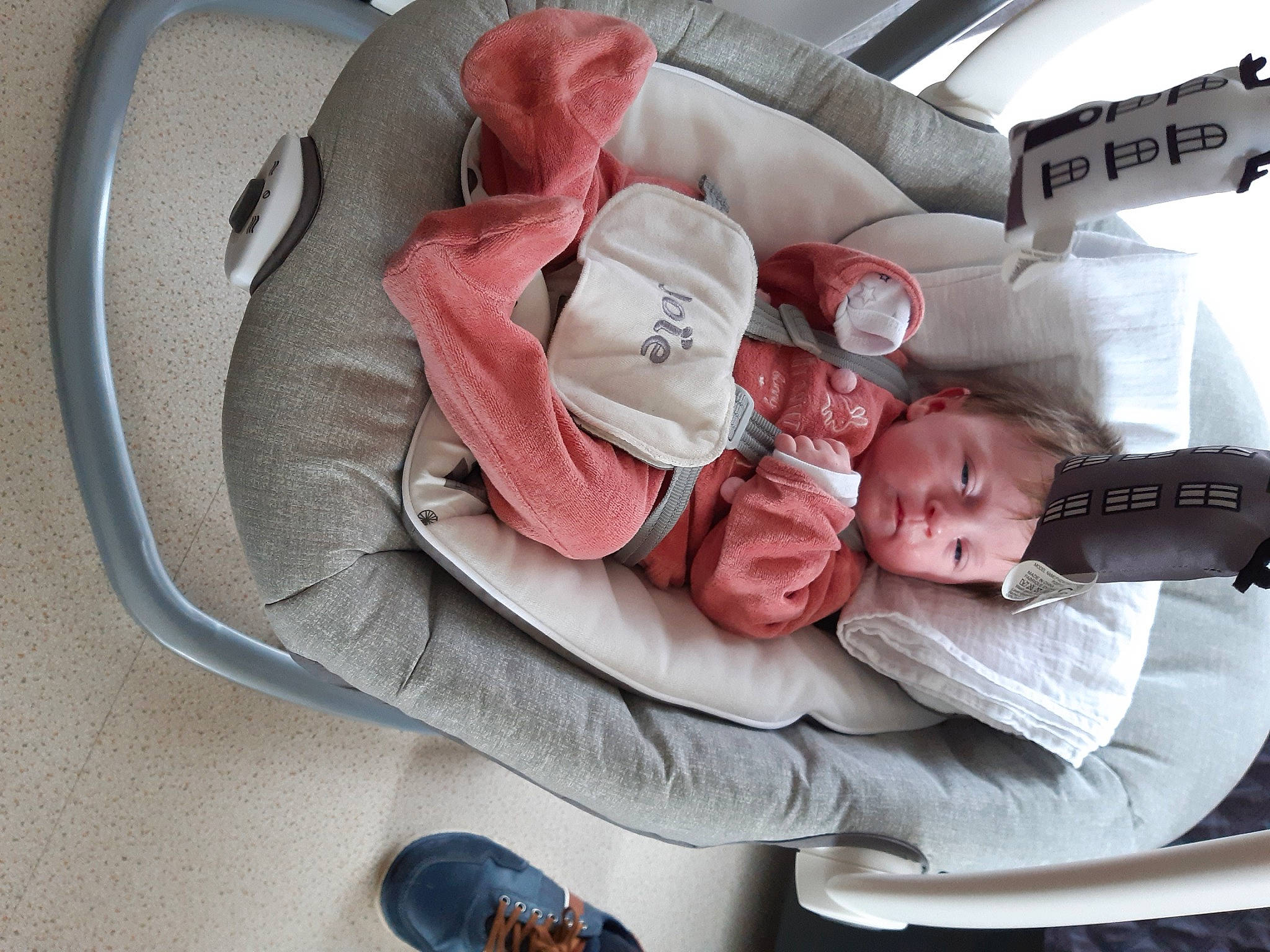 Mila participe au concours pour gagner de l'argent avec cette photo : auto_part, automotive_design, baby, baby_carriage, baby_in_car_seat, baby_products, baby_sleeping, baby_toddler_clothing, car_seat, carmine, child, comfort, finger, font, linens, nap, person, sitting, sleep, toddler