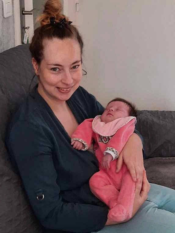 Mila a rejoint le concours — aidez-le/la à gagner de superbes lots ! baby, cheek, comfort, couch, face, facial_expression, fun, gesture, hair, happy, head, joint, joy, lap, leg, mouth, neck, person, shoulder, skin