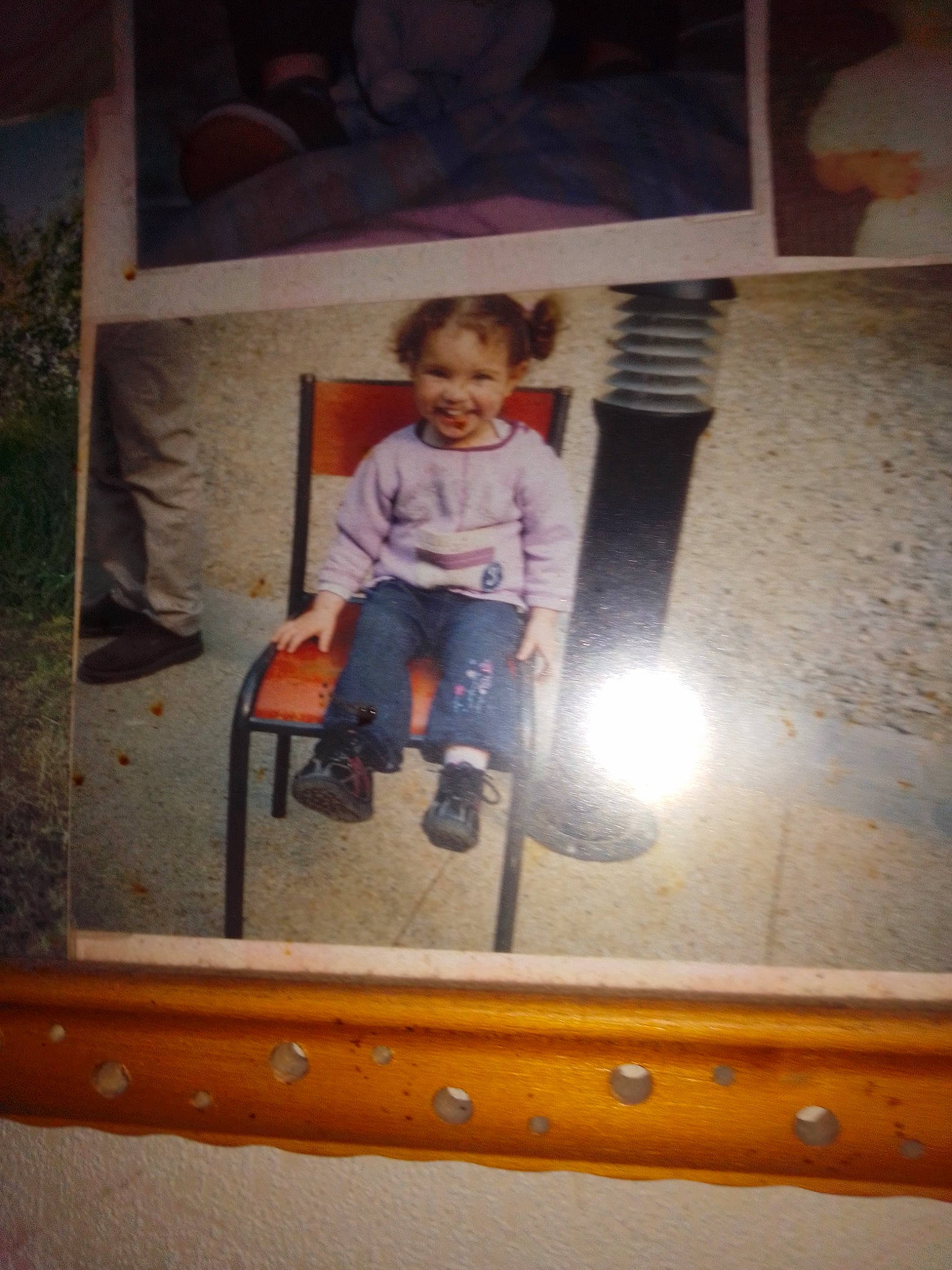 Ophélie a rejoint le concours — aidez-le/la à gagner de superbes lots ! baby, baby_toddler_clothing, chair, child, comfort, denim, flooring, fun, hardwood, joy, leisure, person, room, sitting, smile, t_shirt, tints_and_shades, toddler, tree, visual_arts