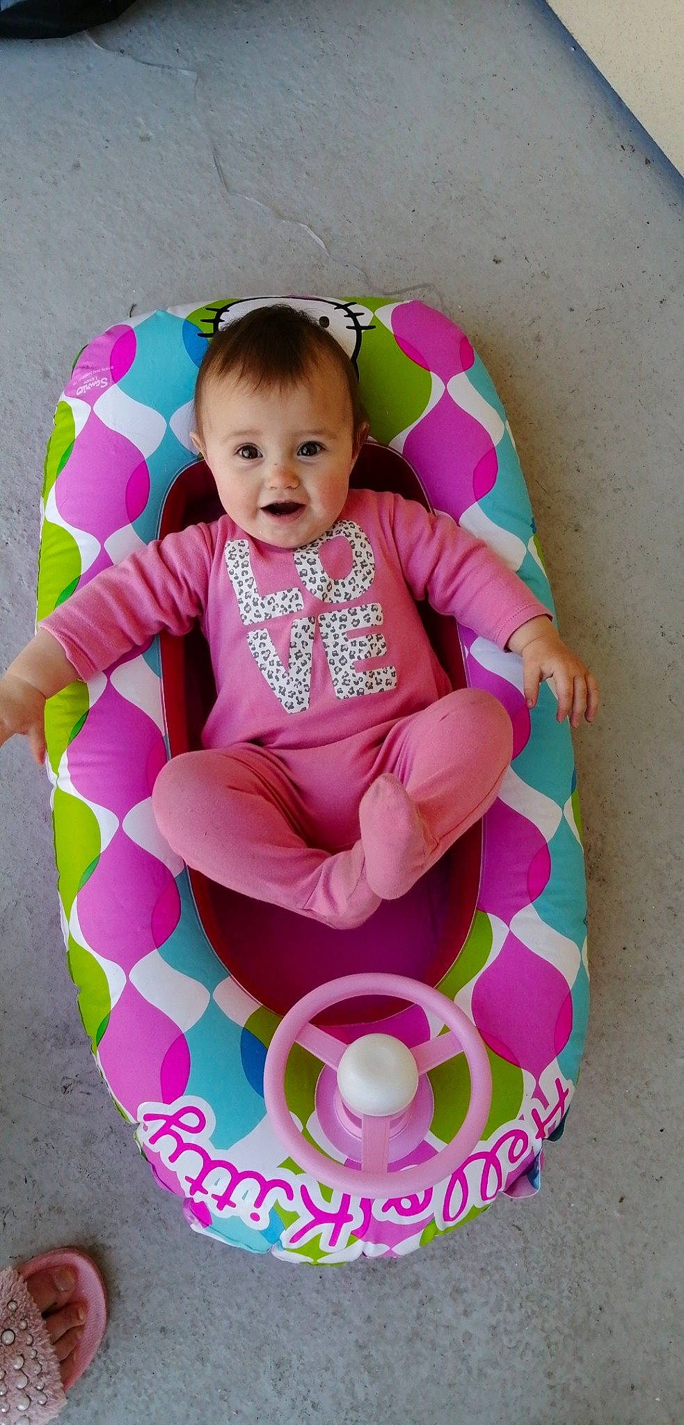 Lyna participe au concours pour gagner de l'argent avec cette photo : baby, baby_products, baby_toddler_clothing, child, pattern, person, pink, play, product, toddler