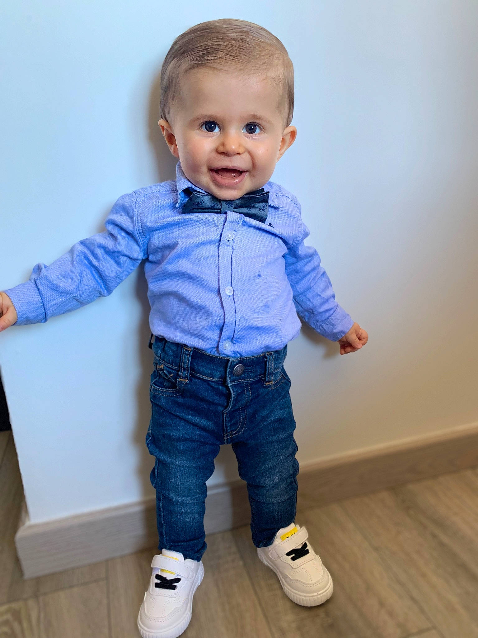 Bastien a rejoint le concours — aidez-le/la à gagner de superbes lots ! arm, baby_toddler_clothing, cheek, collar, denim, dress_shirt, electric_blue, flooring, gesture, happy, human_body, jeans, joint, neck, outerwear, person, shoulder, sleeve, smile, toddler