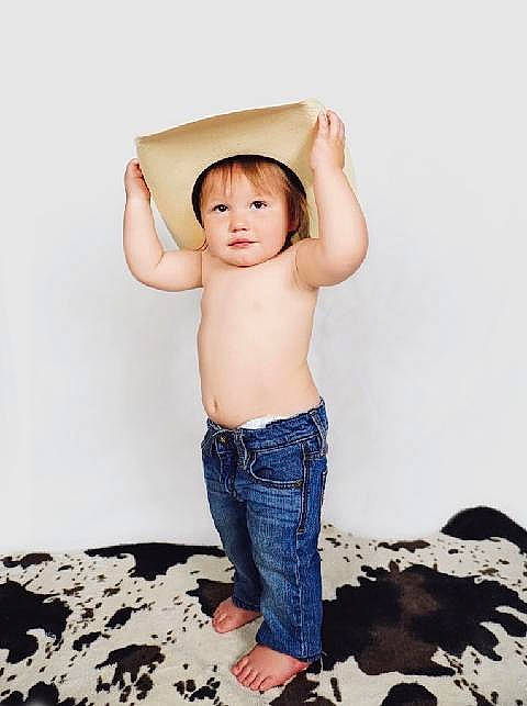 Lakota is registered to the contest to win money with this photo: abdomen, arm, barefoot, chest, elbow, finger, flash_photography, gesture, happy, human_body, knee, leg, people_in_nature, person, shoulder, sleeve, stomach, thigh, toddler, trunk