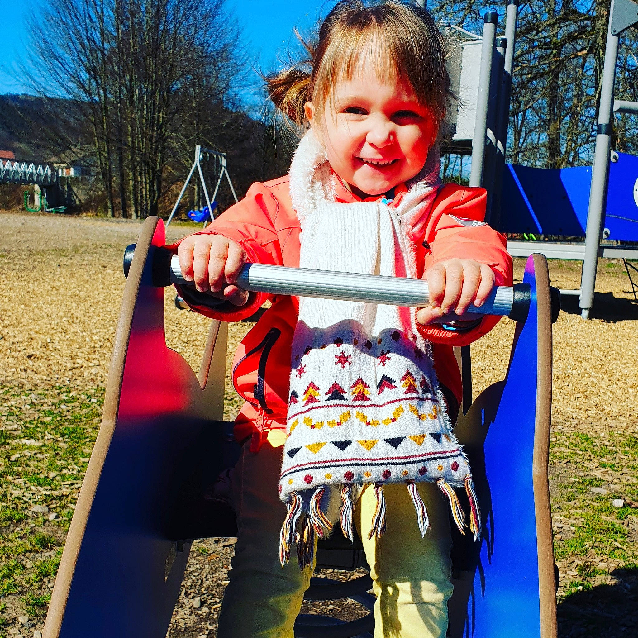 Myléna a rejoint le concours — aidez-le/la à gagner de superbes lots ! child, city, fun, happy, joy, leisure, outdoor_play_equipment, person, play, playground, public_space, recreation, sitting, smile, toddler, tree