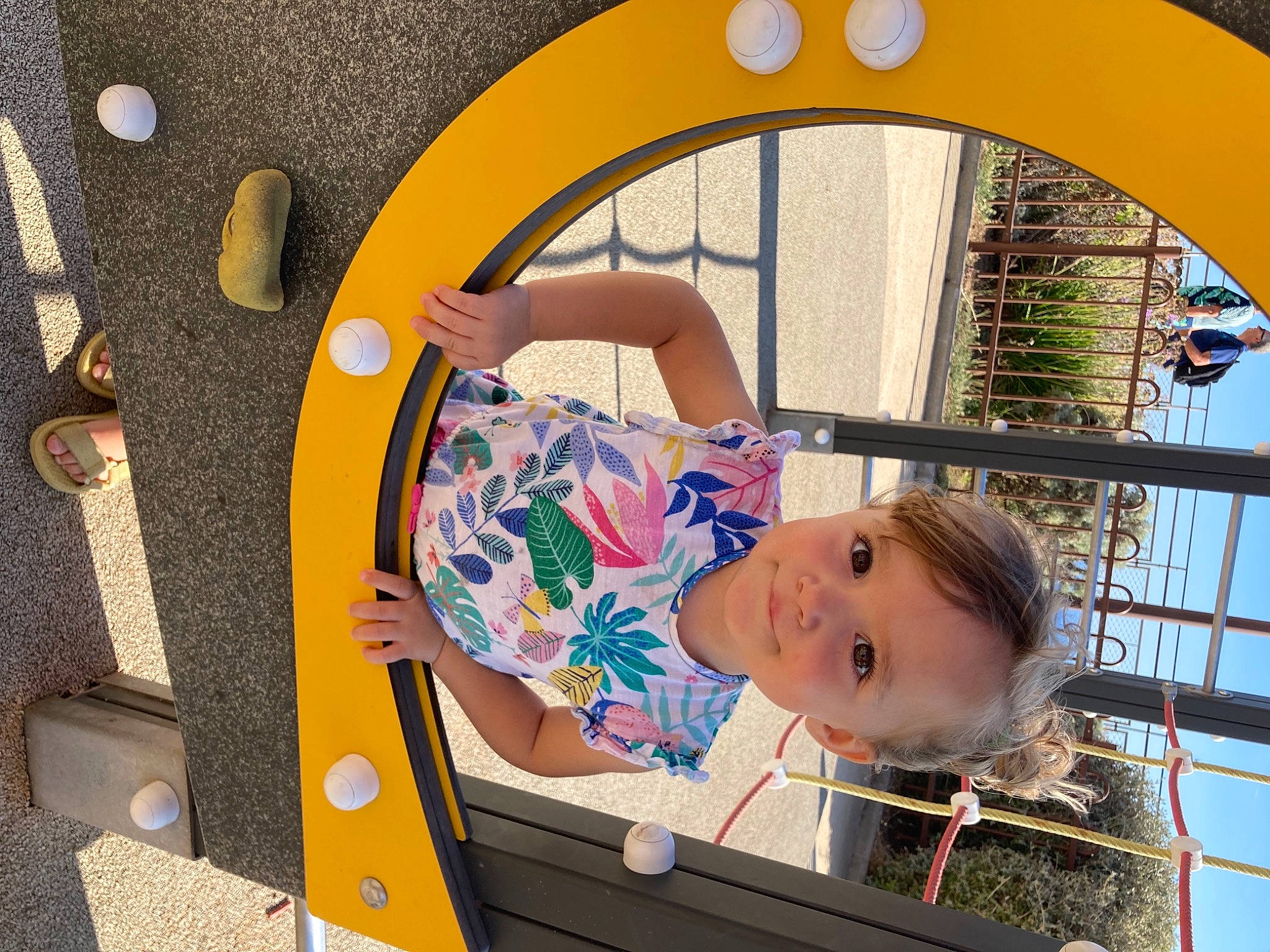 Giuliane participe au concours pour gagner de l'argent avec cette photo : automotive_wheel_system, child, circle, city, fun, happy, leisure, outdoor_play_equipment, pattern, person, play, playground, product, recreation, t_shirt, tire, toddler, tree, vehicle_door, window