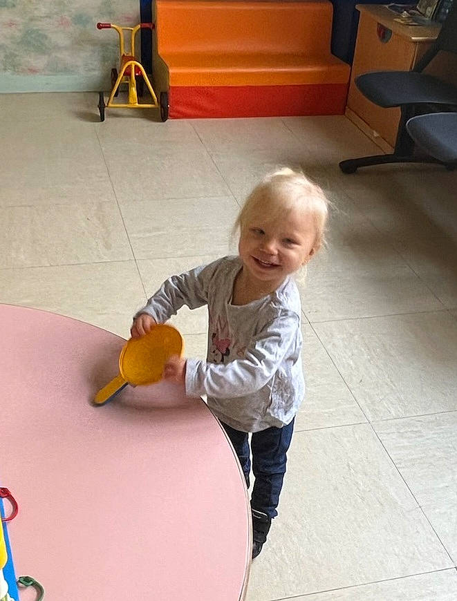 Kaysee a rejoint le concours — aidez-le/la à gagner de superbes lots ! baby_toddler_clothing, child, cleanliness, floor, flooring, fun, hardwood, human_leg, joint, joy, knee, leg, leisure, person, recreation, room, smile, standing, t_shirt, toddler