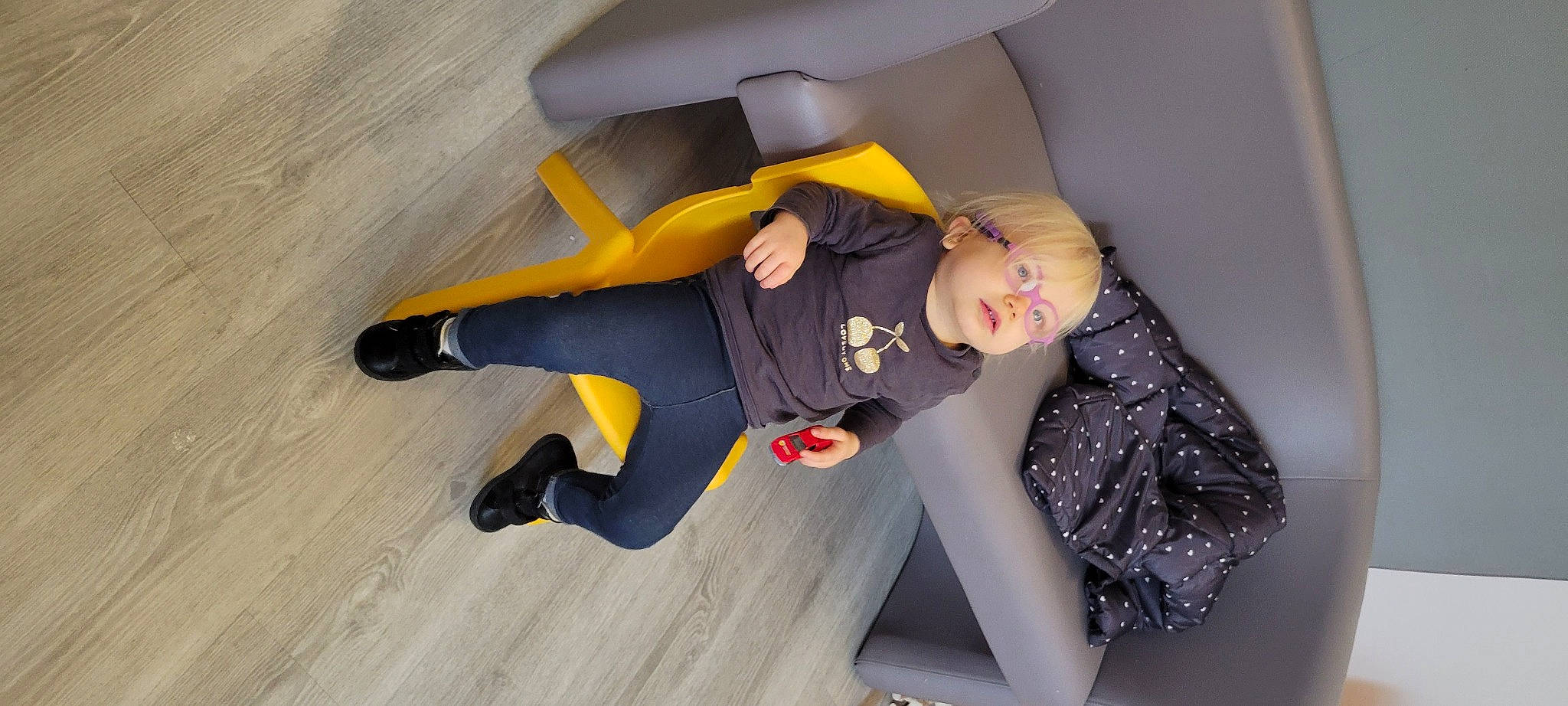 Kaysee participe au concours pour gagner de l'argent avec cette photo : automotive_design, boot, comfort, couch, floor, flooring, fun, hardwood, human_leg, knee, leg, person, shoe, sneakers, sock, t_shirt, thigh, toddler, trunk, vehicle_door