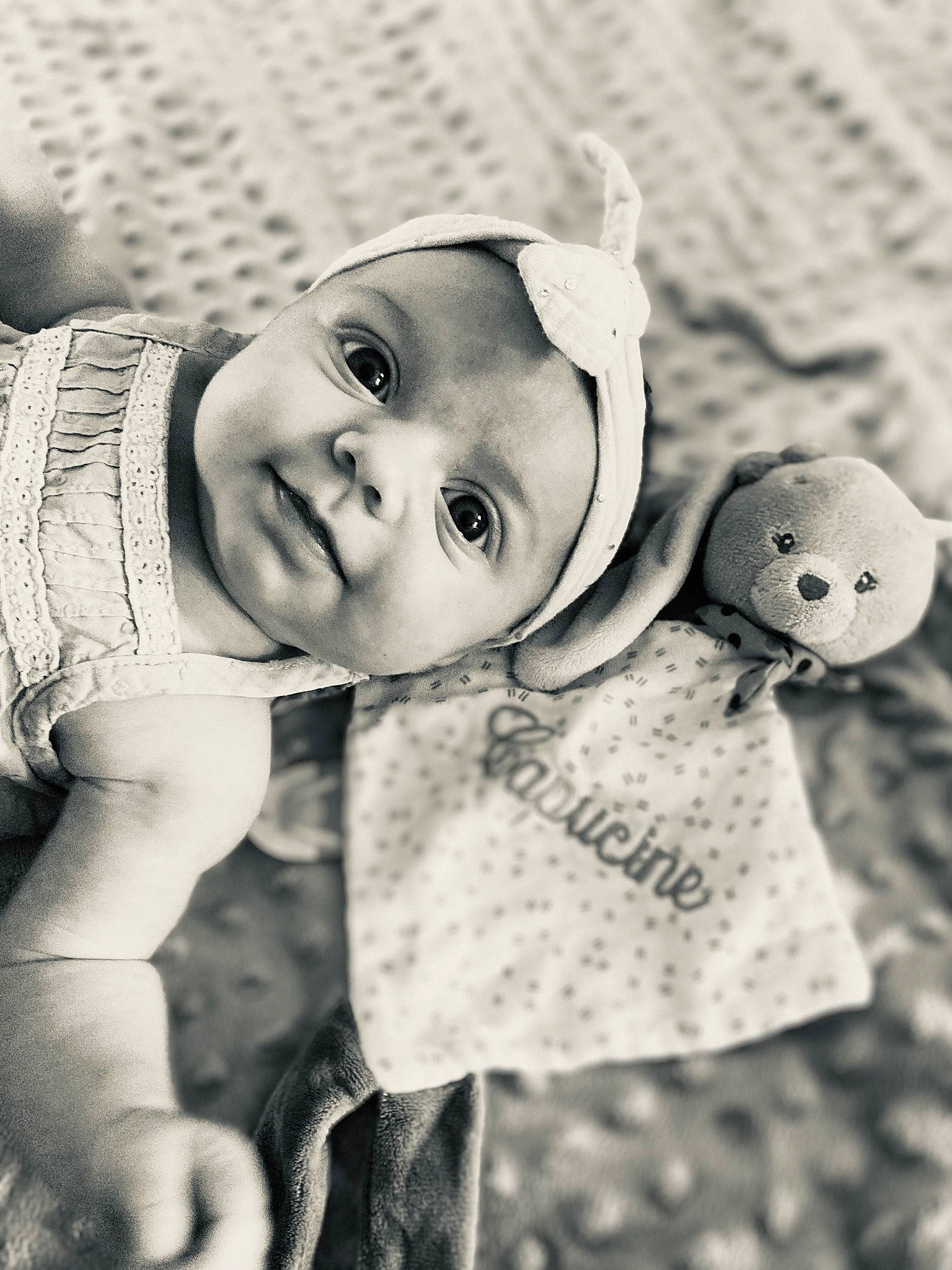 Capucine a rejoint le concours — aidez-le/la à gagner de superbes lots ! black_and_white, cheek, eye, facial_expression, flash_photography, gesture, grass, happy, head, headwear, human, iris, nose, people_in_nature, person, skin, smile, standing, style, toddler