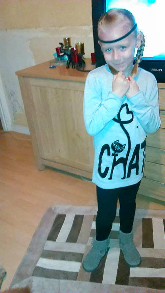 Anais participe au concours pour gagner de l'argent avec cette photo : cool, costume, glasses, outerwear, person, sleeve, sportswear, t_shirt, turquoise