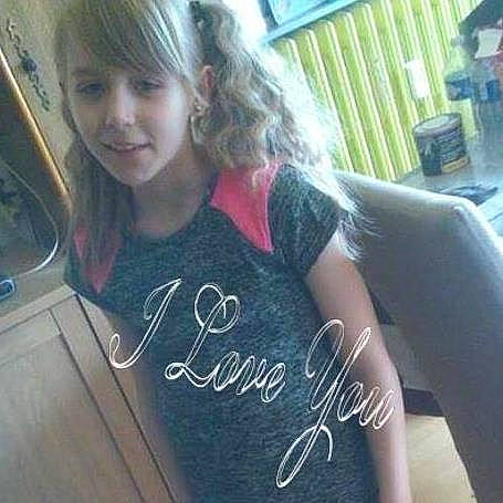 Anais a rejoint le concours — aidez-le/la à gagner de superbes lots ! blond, child, cool, ear, finger, hair, hand, happy, long_hair, person, photo_caption, photography, plant, selfie, smile, t_shirt