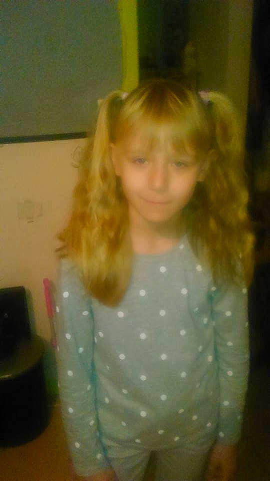 Anais a rejoint le concours — aidez-le/la à gagner de superbes lots ! blond, brown_hair, child, ear, face, fun, hair, hair_coloring, hairstyle, head, long_hair, pattern, person, polka_dot, smile