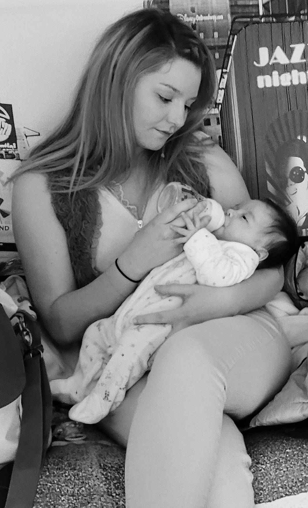 Fidji participe au concours pour gagner de l'argent avec cette photo : arm, baby, beauty, black, black_and_white, comfort, eye, facial_expression, finger, flash_photography, gesture, hair, happy, human_leg, knee, leg, person, shorts, shoulder, style