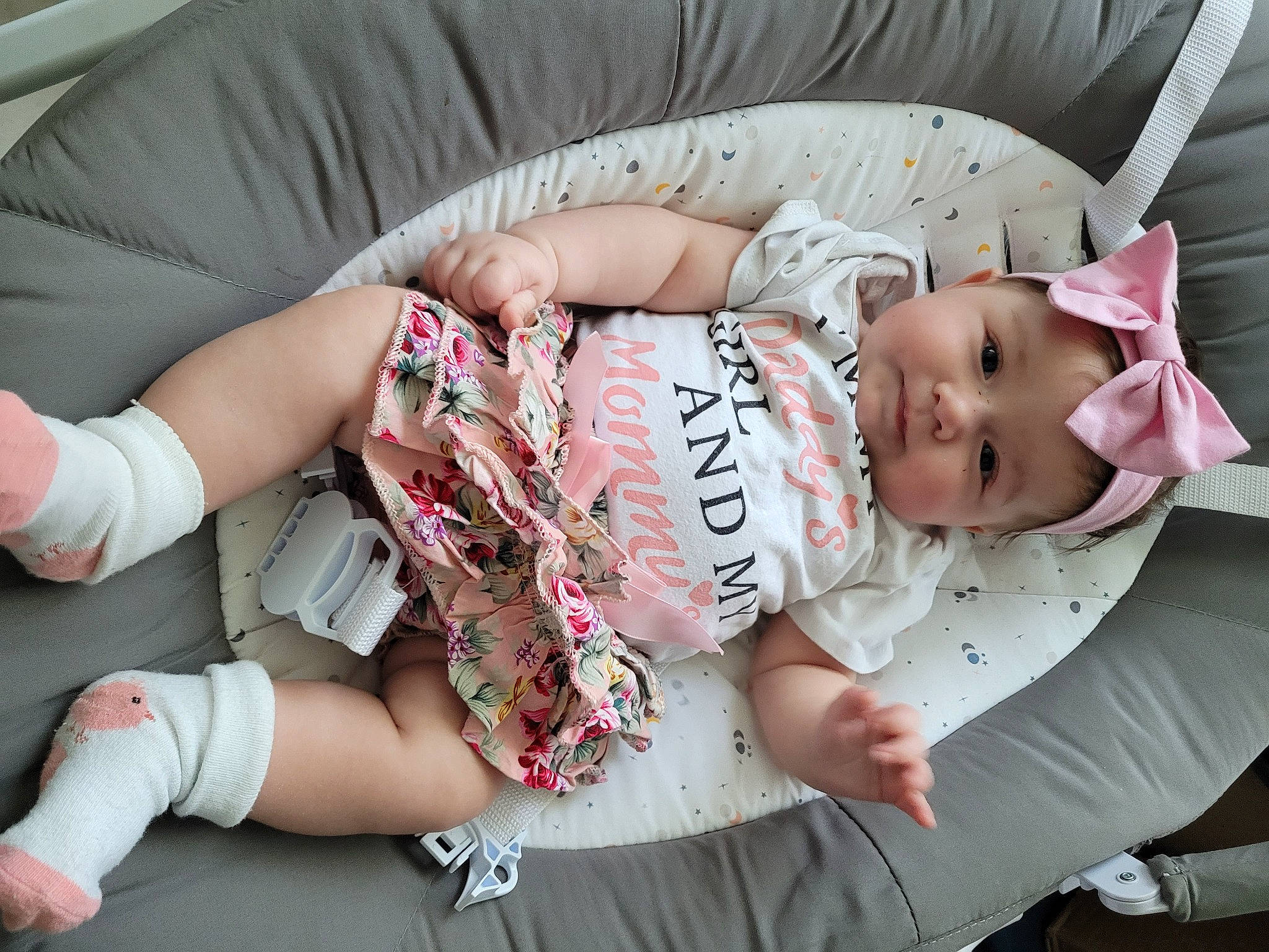 Fidji participe au concours pour gagner de l'argent avec cette photo : arm, baby, baby_carriage, baby_products, baby_toddler_clothing, child, comfort, couch, finger, hand, happy, headwear, human_leg, person, pink, product, sitting, skin, sleeve, textile