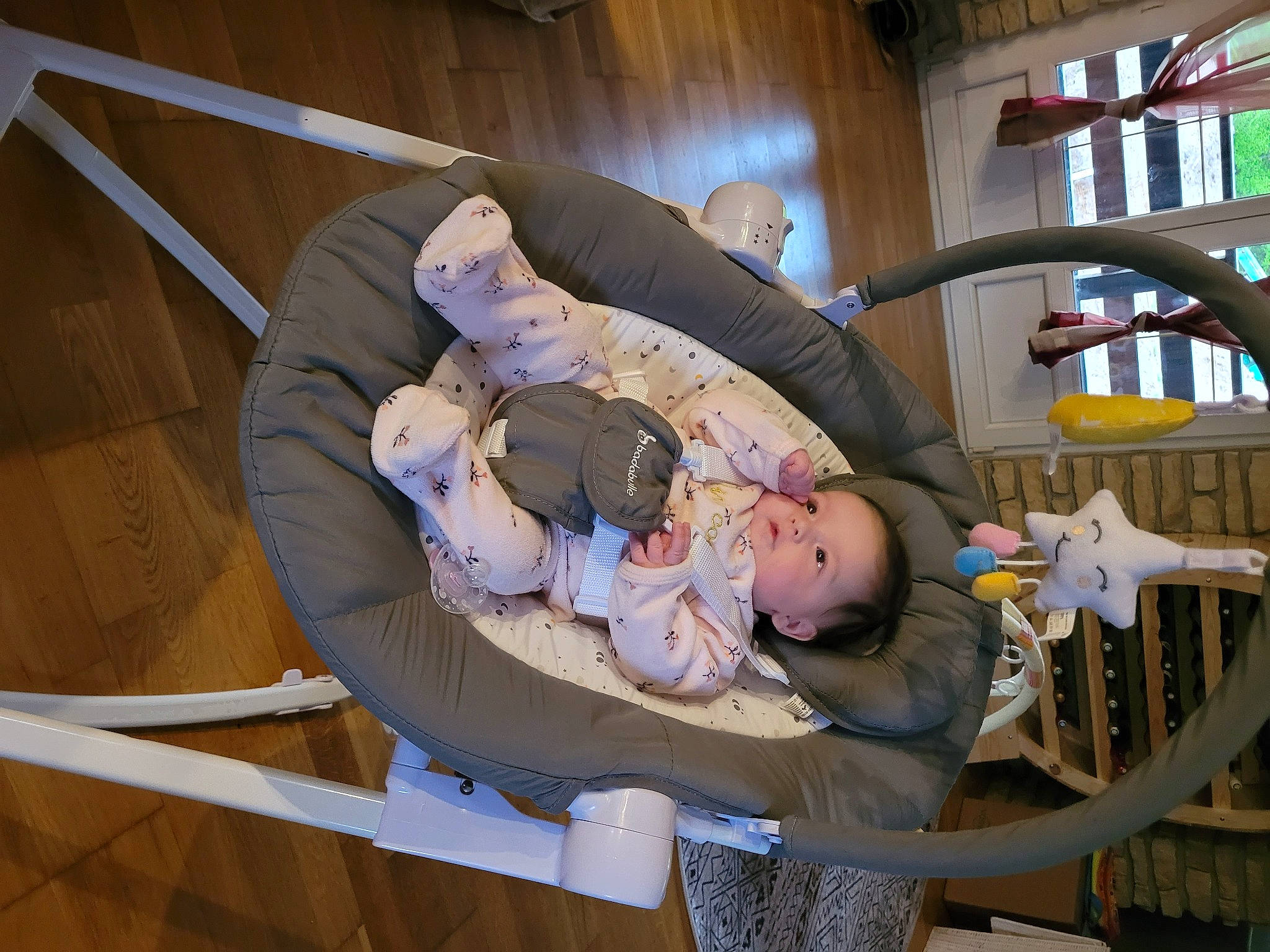 Fidji participe au concours pour gagner de l'argent avec cette photo : baby, baby_products, baby_safety, baby_toddler_clothing, bookcase, child, comfort, fun, hardwood, human_body, infant_bed, lap, leisure, person, room, shelf, sitting, toddler, vacation, wood