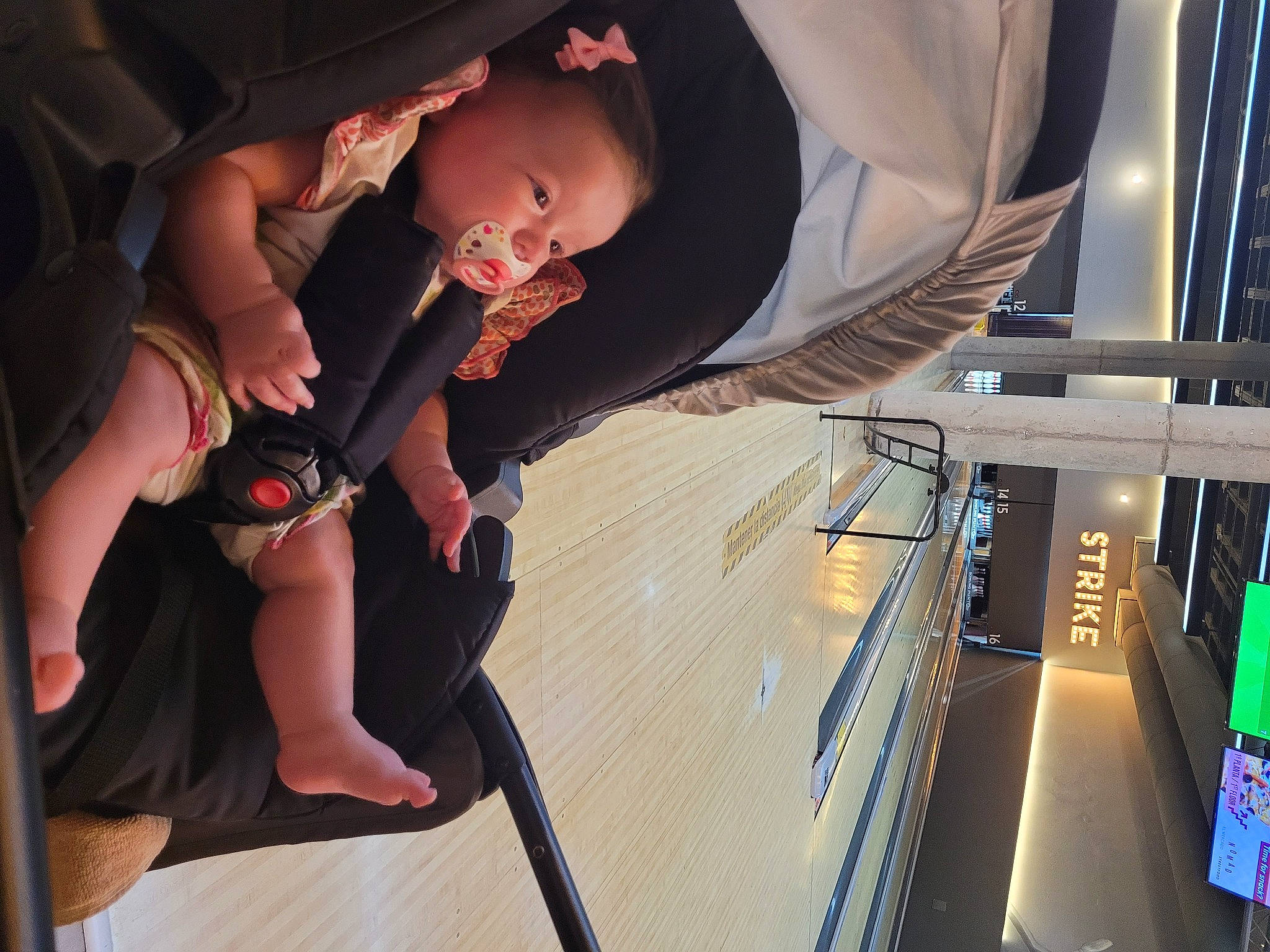 Fidji participe au concours pour gagner de l'argent avec cette photo : auto_part, baby, baby_carriage, baby_products, black_hair, car_seat, child, comfort, elbow, flooring, fun, human_leg, knee, leg, mouth, person, sandal, sitting, thigh, toddler