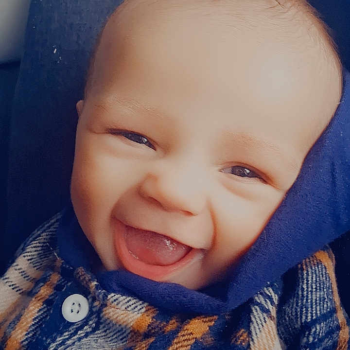 Adriano a rejoint le concours — aidez-le/la à gagner de superbes lots ! baby, blue, button, child, closeup, couch, cozy, cute, expression, face, happy, head, indoors, infant, light, plaid_shirt, portrait, sitting, smiling, young