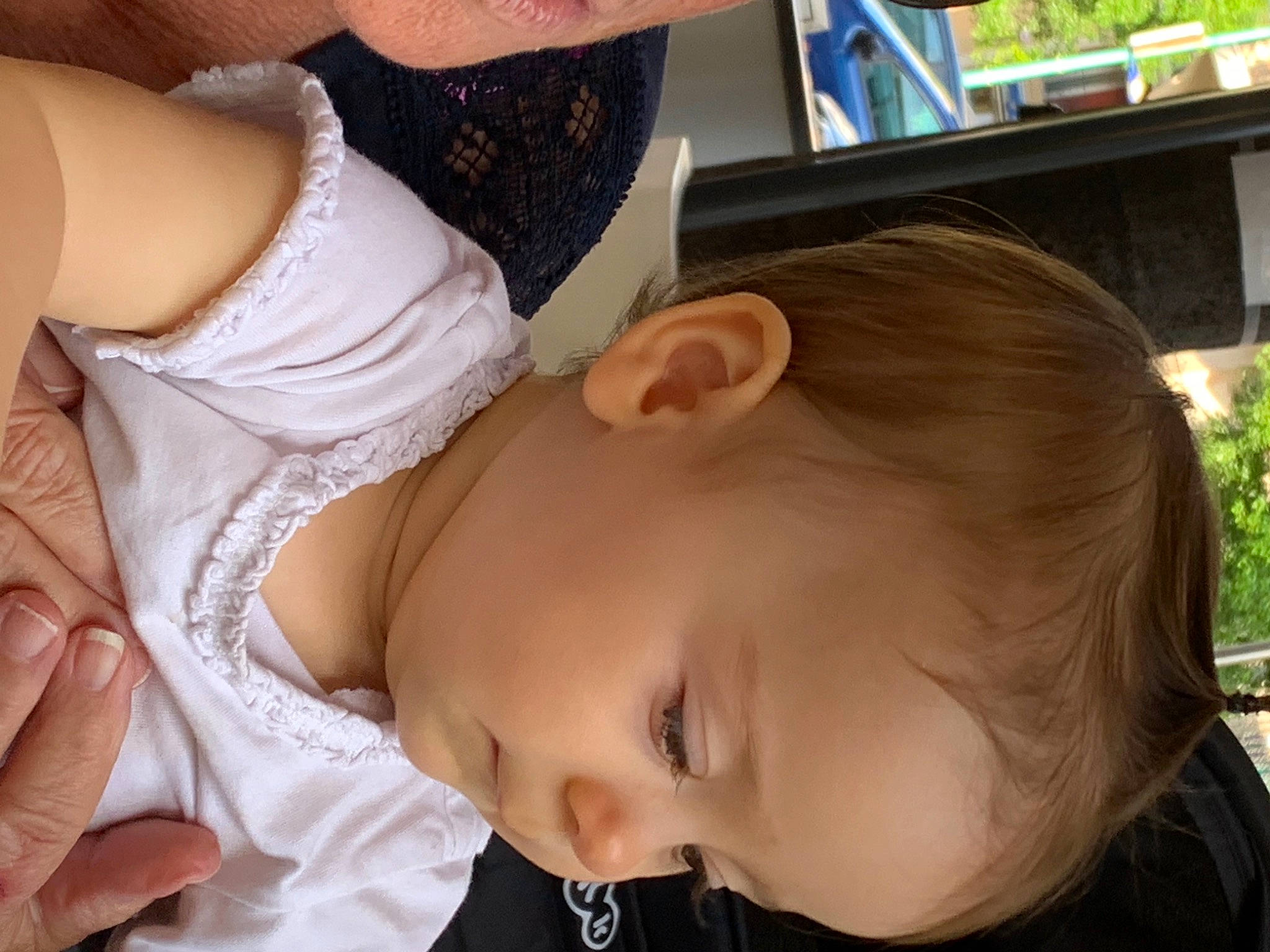 Julia a rejoint le concours — aidez-le/la à gagner de superbes lots ! baby, black_hair, blond, chest, child, comfort, elbow, eyelash, gesture, hairstyle, happy, long_hair, mouth, neck, nose, person, plant, skin, toddler, trunk