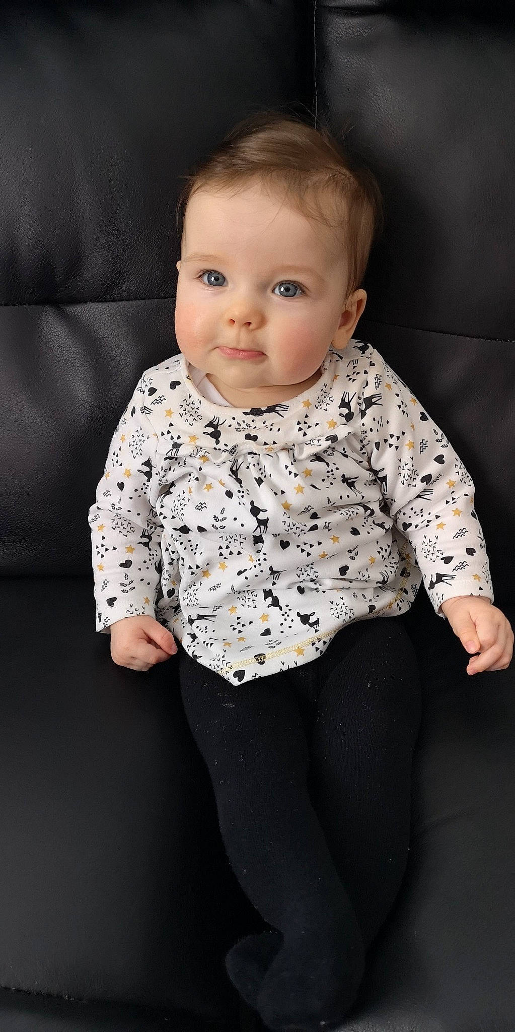 Emma participe au concours pour gagner de l'argent avec cette photo : baby, baby_toddler_clothing, cheek, child, child_model, eye, face, head, iris, lip, outerwear, pattern, person, photo_shoot, photography, portrait_photography, sitting, skin, sleeve, standing