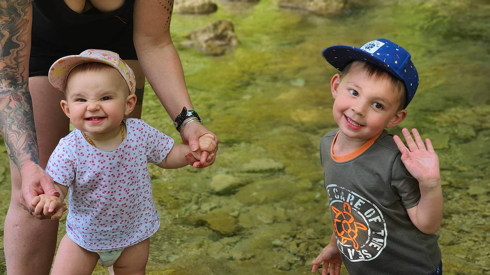 Joy a rejoint le concours — aidez-le/la à gagner de superbes lots ! arm, face, facial_expression, fun, gesture, grass, hand, happy, head, human, joy, leaf, nature, people_in_nature, person, photograph, skin, smile, social_group, standing