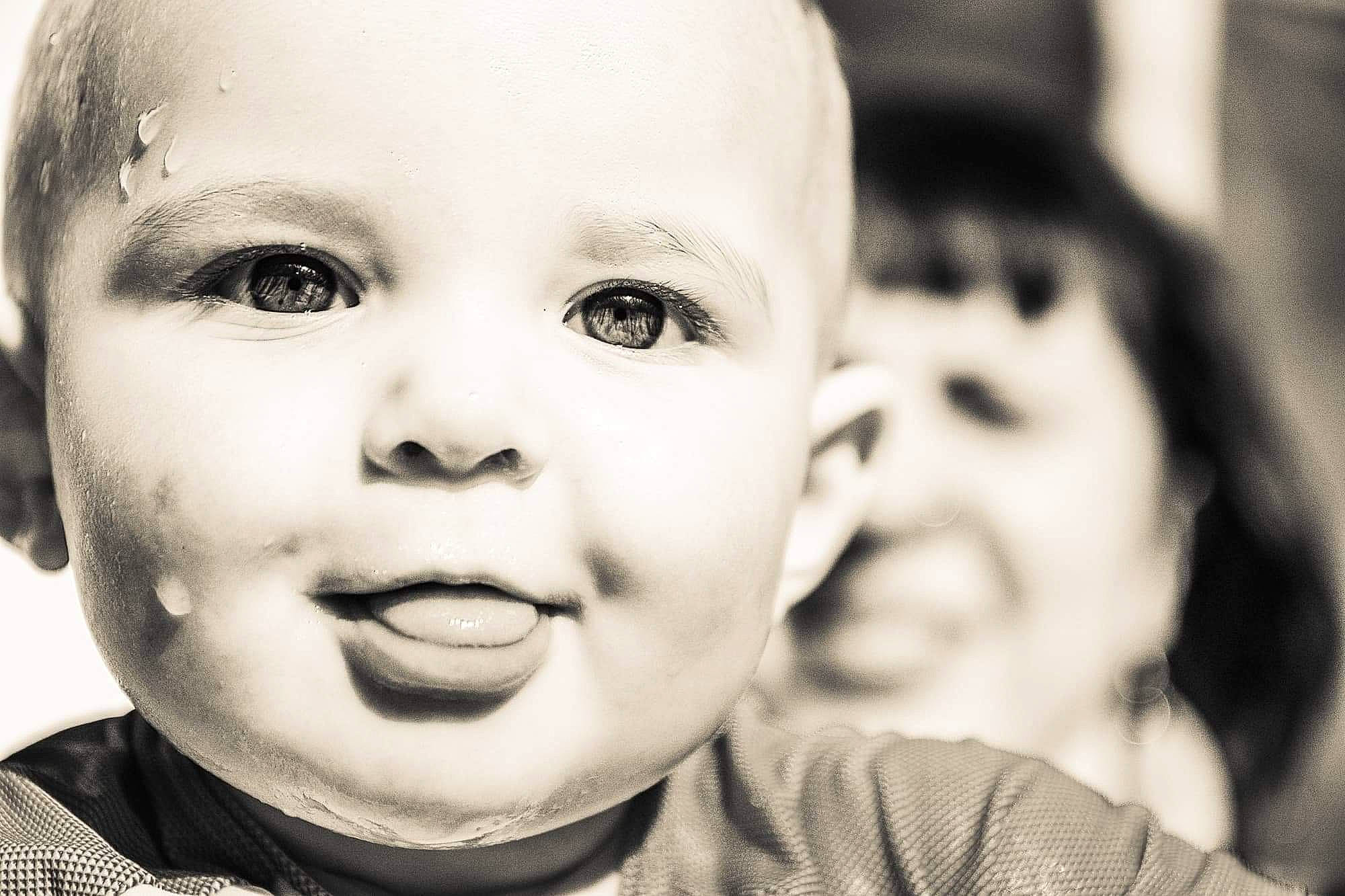 Joy a rejoint le concours — aidez-le/la à gagner de superbes lots ! black, black_and_white, cheek, chin, eye, eyebrow, eyelash, face, facial_expression, flash_photography, happy, human_body, iris, lip, mouth, nose, organ, person, photograph, skin