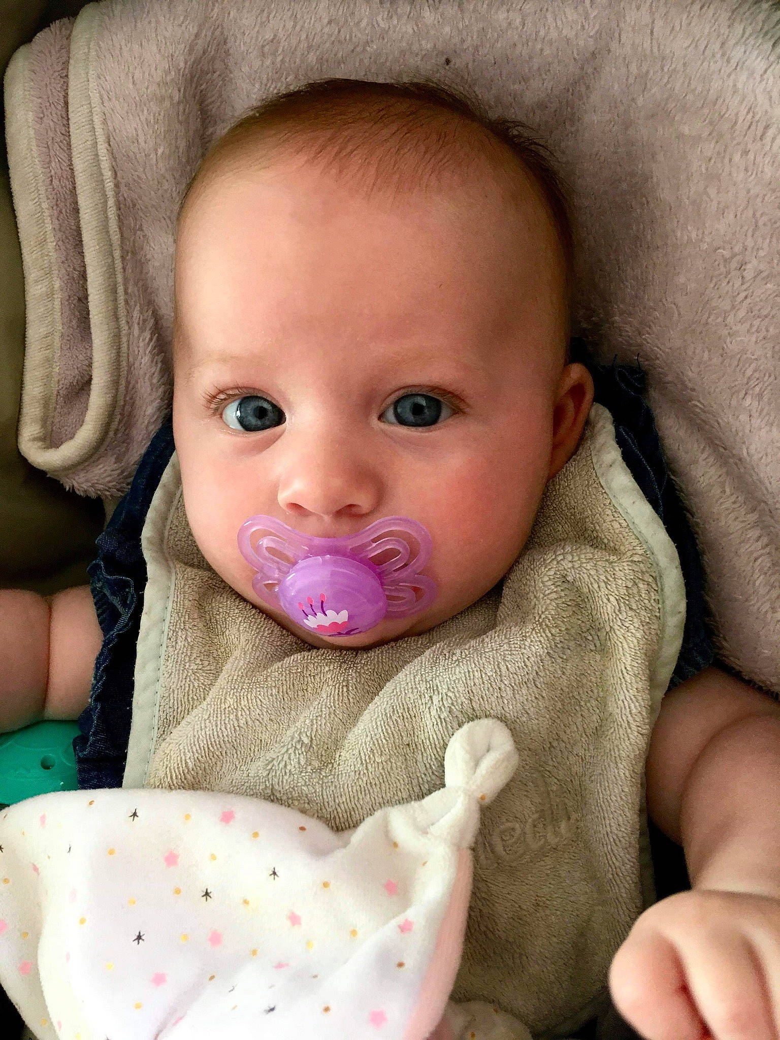 Lénaëlle participe au concours pour gagner de l'argent avec cette photo : baby, cheek, child, chin, eye, face, hand, head, lip, mouth, nose, person, pink, skin, toddler