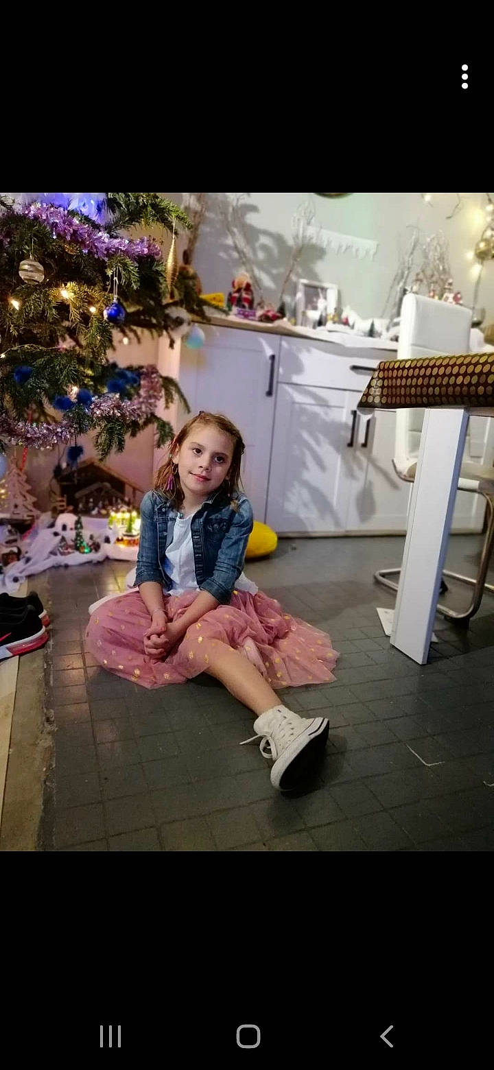 Charlie participe au concours pour gagner de l'argent avec cette photo : baby, baby_toddler_clothing, cabinetry, chest_of_drawers, christmas_decoration, christmas_tree, drawer, dress, end_table, floor, flooring, holiday, home, interior_design, joy, lamp, ornament, person, room, shoe