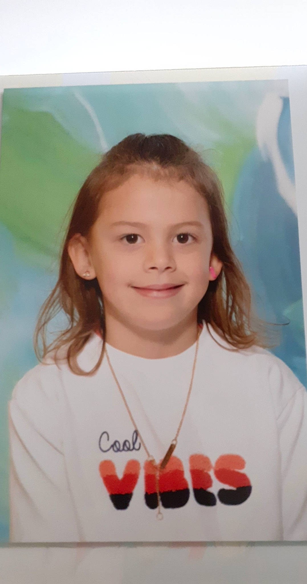 Charlie a rejoint le concours — aidez-le/la à gagner de superbes lots ! eyebrow, forehead, hairstyle, jewellery, joy, lip, neck, person, portrait, throat