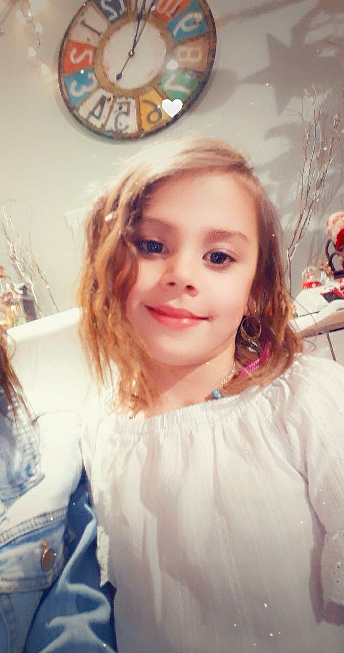 Charlie a rejoint le concours — aidez-le/la à gagner de superbes lots ! child_model, clock, day_dress, embellishment, eyelash, hair_care, hairstyle, home_accessories, interior_design, iris, joy, long_hair, person, photography, picture_frame, quartz_clock, stuffed_toy, toy, wall_clock