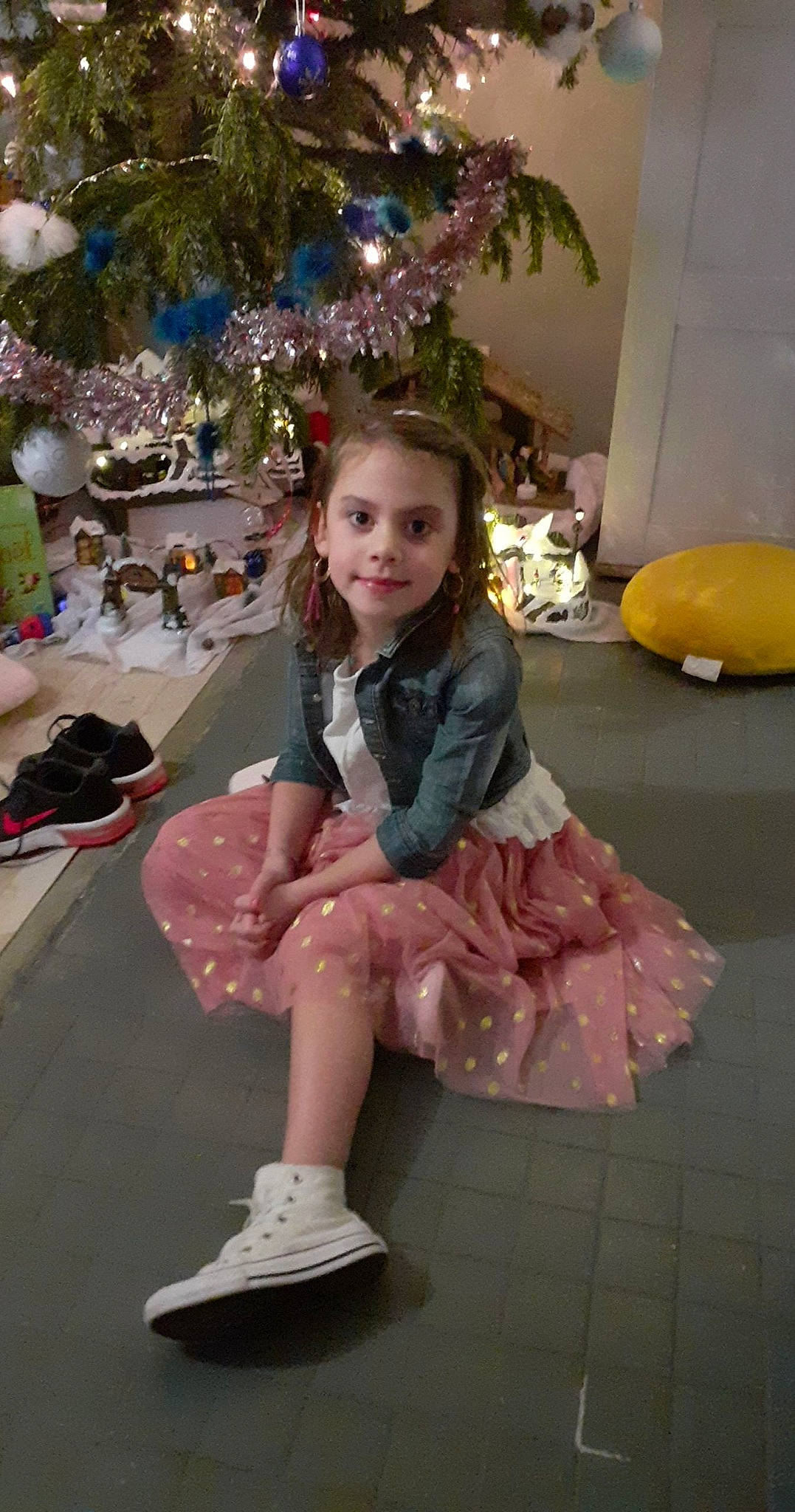 Charlie a rejoint le concours — aidez-le/la à gagner de superbes lots ! baby_toddler_clothing, child, child_model, christmas, christmas_decoration, christmas_eve, christmas_ornament, christmas_tree, dress, embellishment, fir, holiday, holiday_ornament, joy, ornament, person, pine, pink, sitting, sock