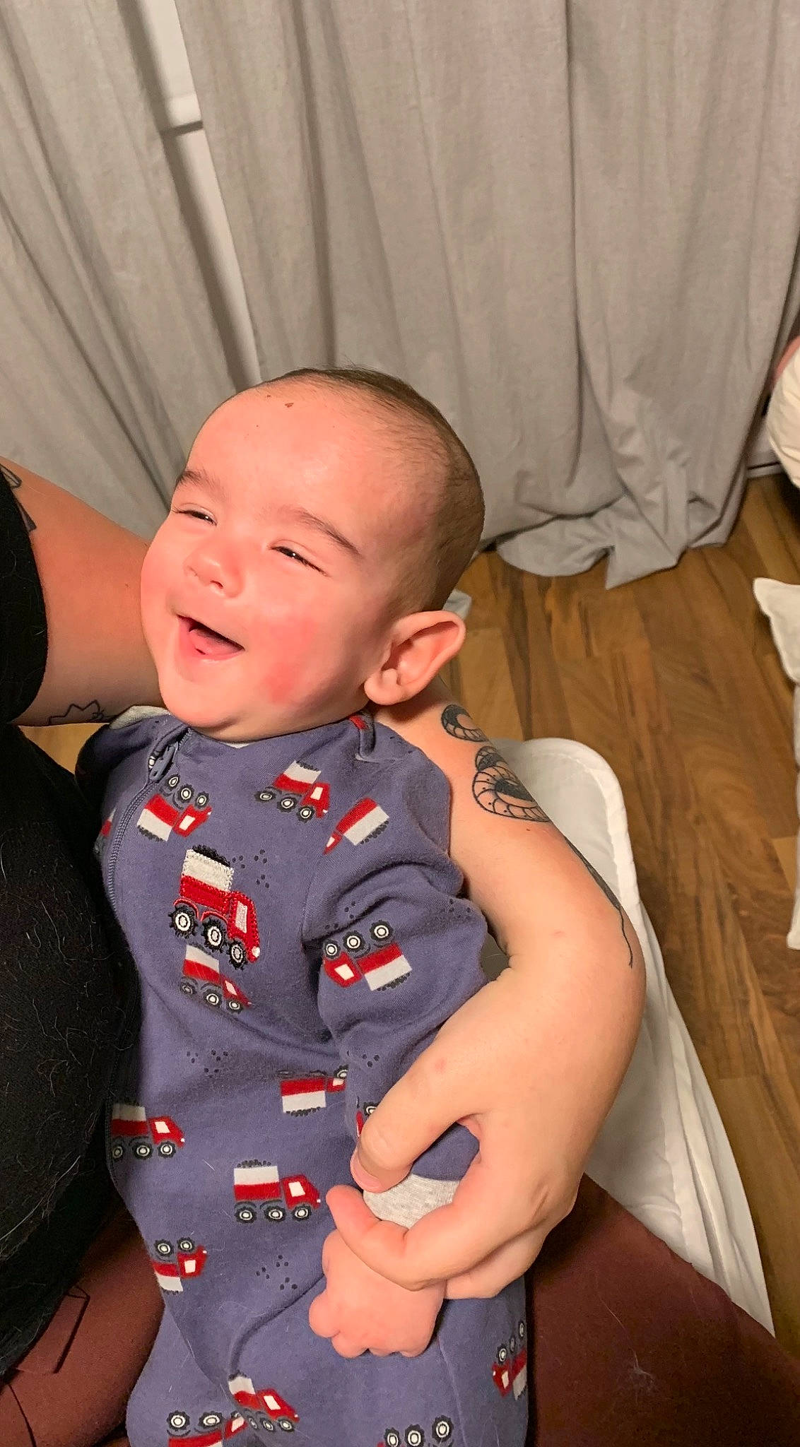 Logan participe au concours pour gagner de l'argent avec cette photo : army, baby, baby_toddler_clothing, cheek, curtain, eye, fun, gesture, hand, military_camouflage, military_officer, military_person, military_uniform, non_commissioned_officer, person, skin, sleeve, smile, soldier, toddler