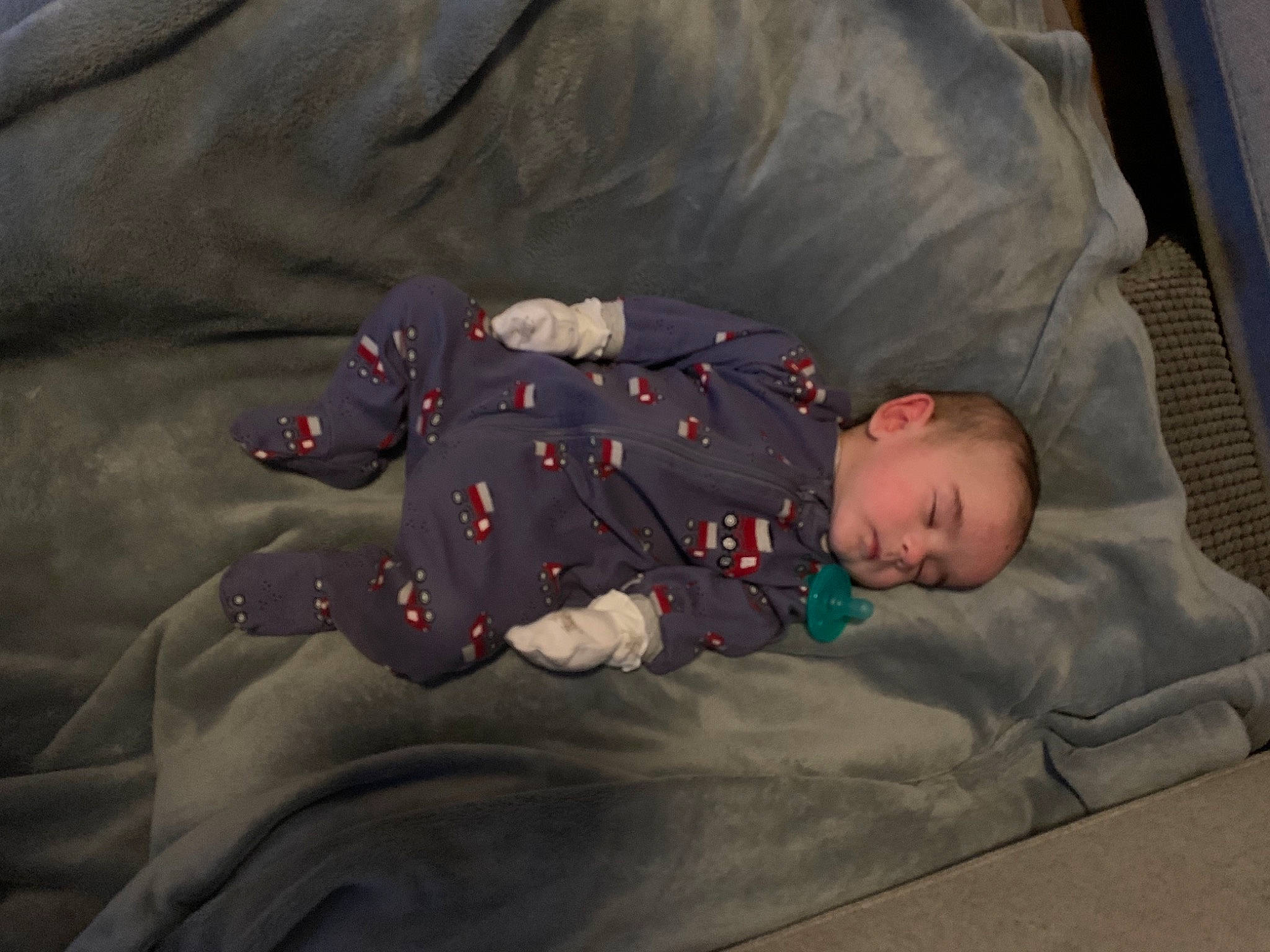 Logan a rejoint le concours — aidez-le/la à gagner de superbes lots ! baby, baby_toddler_clothing, bed, bedding, bedtime, child, comfort, crawling, flooring, grey, linens, mammal, nap, person, product, room, sitting, sleep, sleeve, toddler