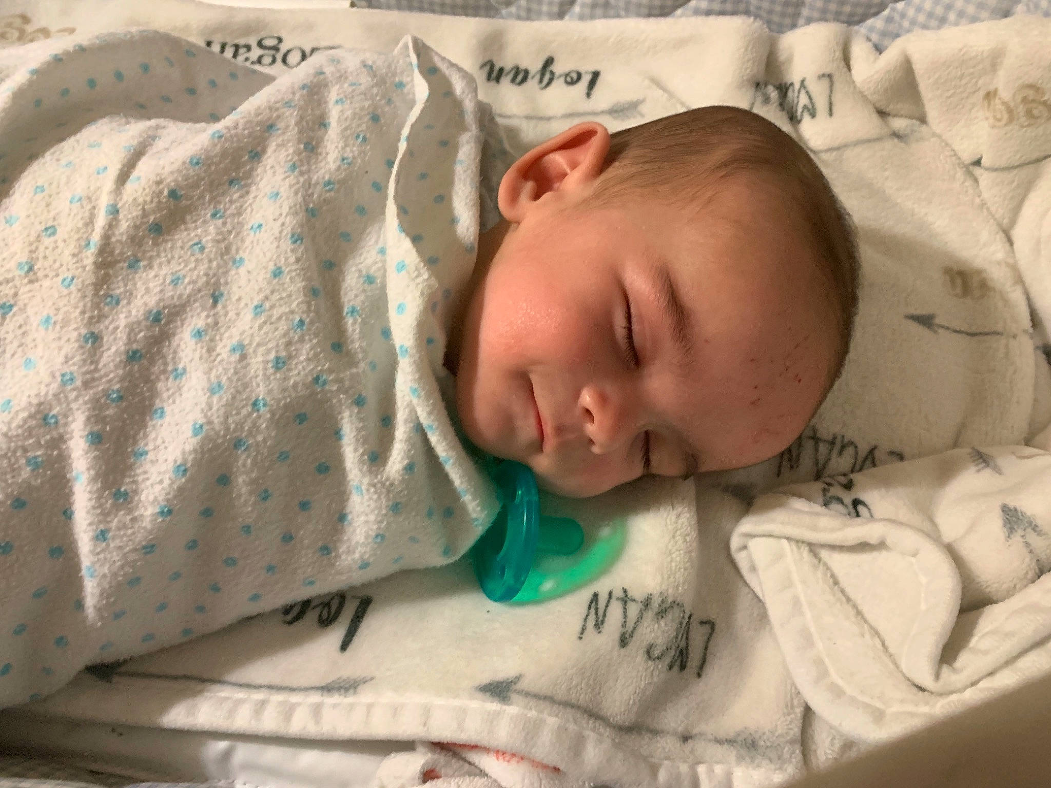 Logan a rejoint le concours — aidez-le/la à gagner de superbes lots ! baby, baby_products, baby_sleeping, baby_toddler_clothing, bed, bedding, bedtime, child, comfort, ear, hand, linens, mammal, nap, person, product, room, skin, sleeve, textile