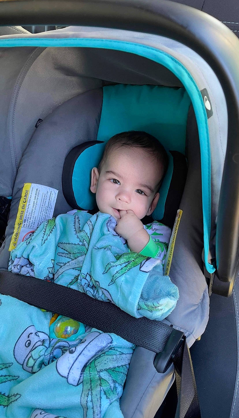 Logan participe au concours pour gagner de l'argent avec cette photo : auto_part, automotive_design, azure, baby, baby_carriage, baby_products, baby_toddler_clothing, blue, car_seat, chair, child, comfort, electric_blue, family_car, person, product, seat_belt, sitting, smile, toddler