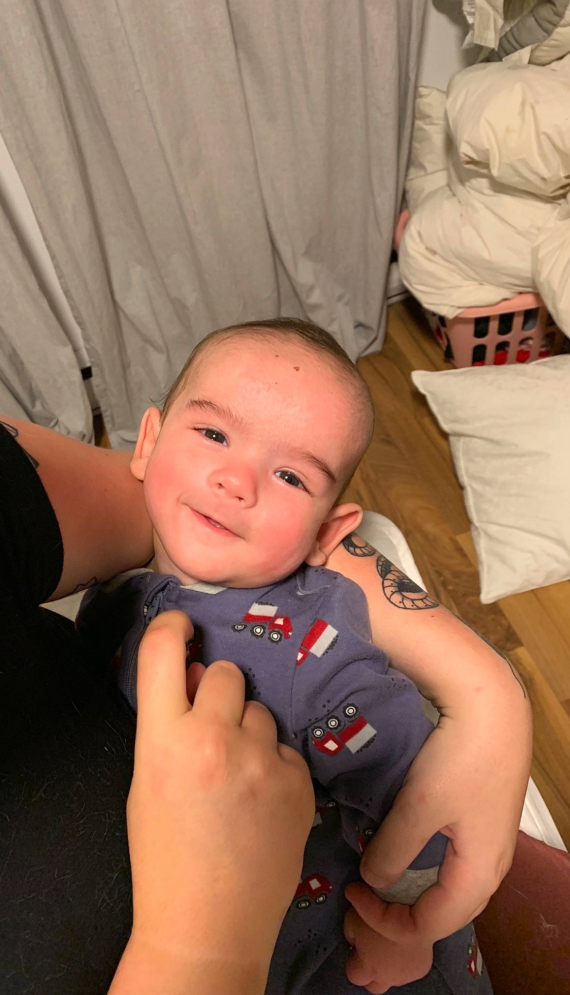 Logan participe au concours pour gagner de l'argent avec cette photo : abdomen, arm, baby, cheek, chest, comfort, elbow, finger, gesture, hand, happy, joint, nail, nose, person, skin, smile, thigh, thumb, toddler