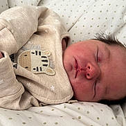 Eloïse is registered to the contest to win money with this photo: newborn, baby, sleeping, infant, closeup, blanket, polka_dots, cozy, cute, face, clothing, peaceful, soft, bed, resting, child, portrait, indoors, young, adorable