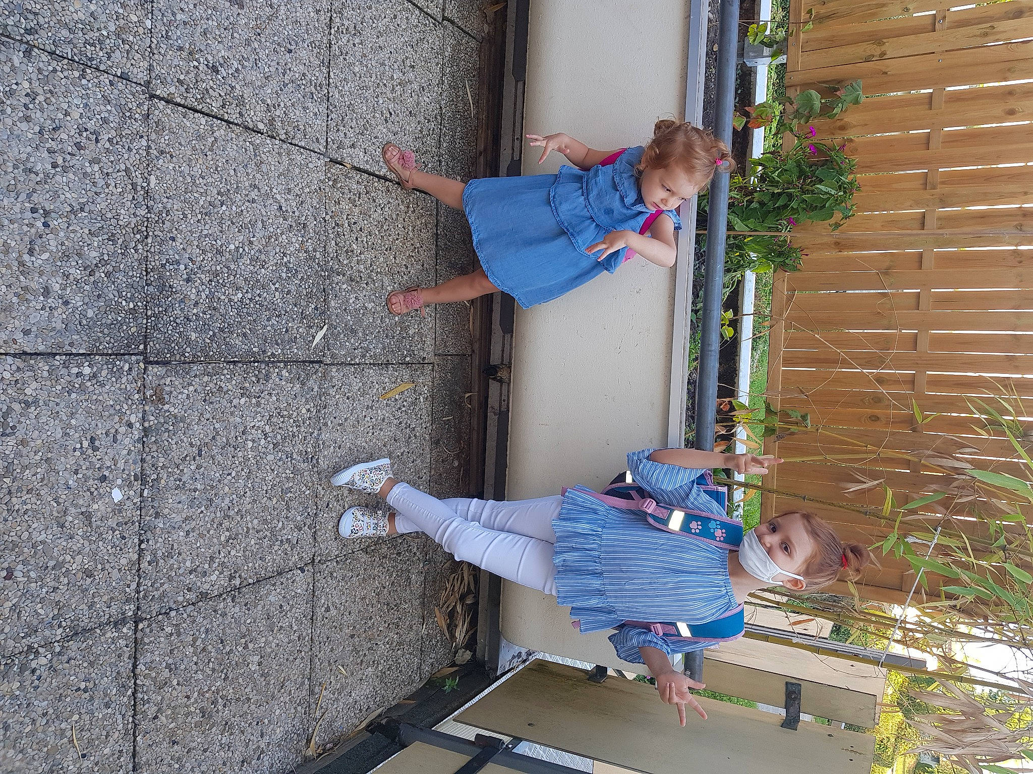 Ninon a rejoint le concours — aidez-le/la à gagner de superbes lots ! blue, composite_material, concrete, denim, dress, electric_blue, facade, fun, houseplant, leisure, person, plant, recreation, road_surface, sidewalk, street_fashion, t_shirt, walking_shoe, wrist