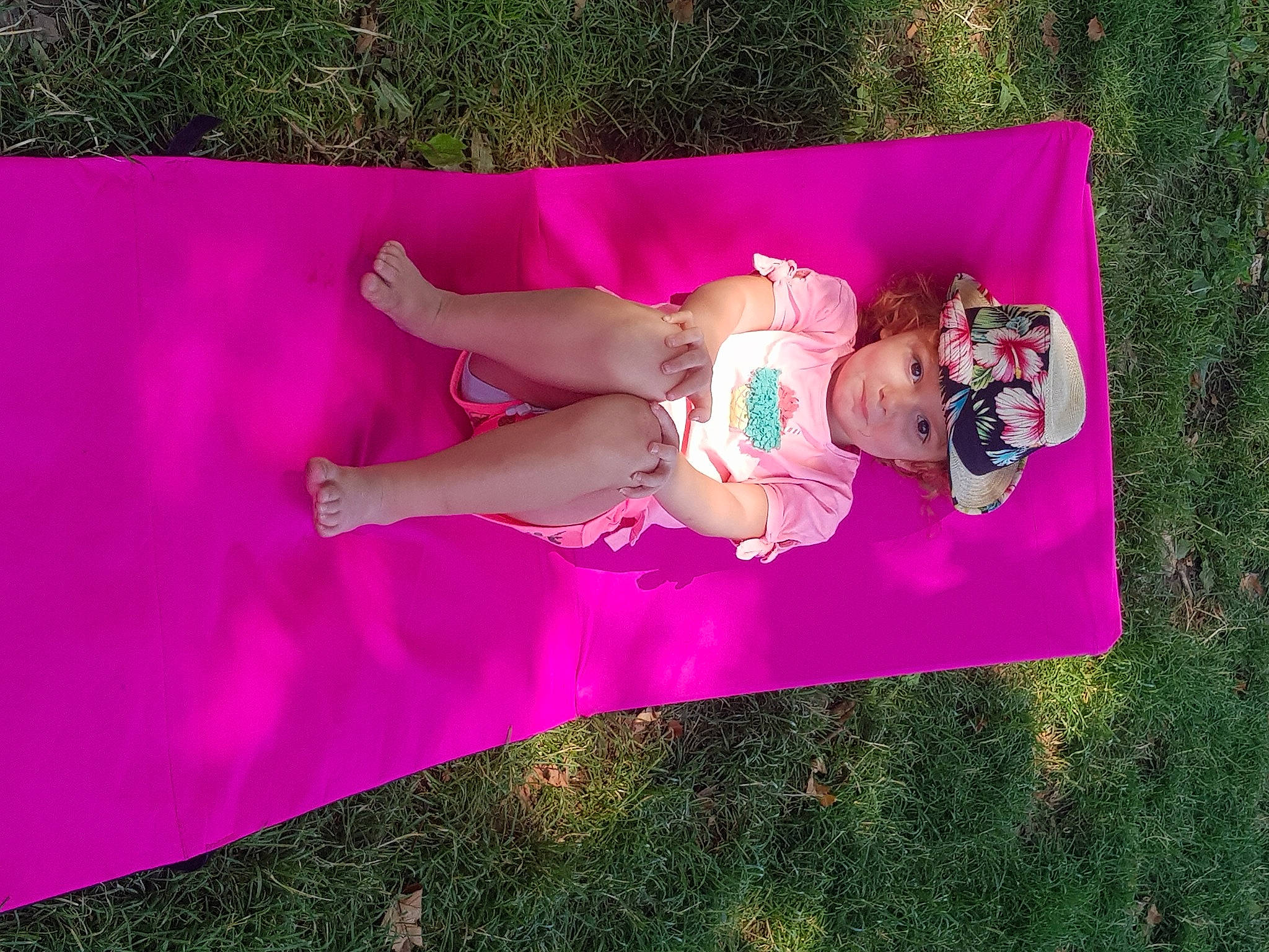 Ninon participe au concours pour gagner de l'argent avec cette photo : fun, grass, happy, headwear, human_body, human_leg, knee, leg, leisure, magenta, pattern, people_in_nature, person, pink, plant, recreation, red, sandal, thigh, tree