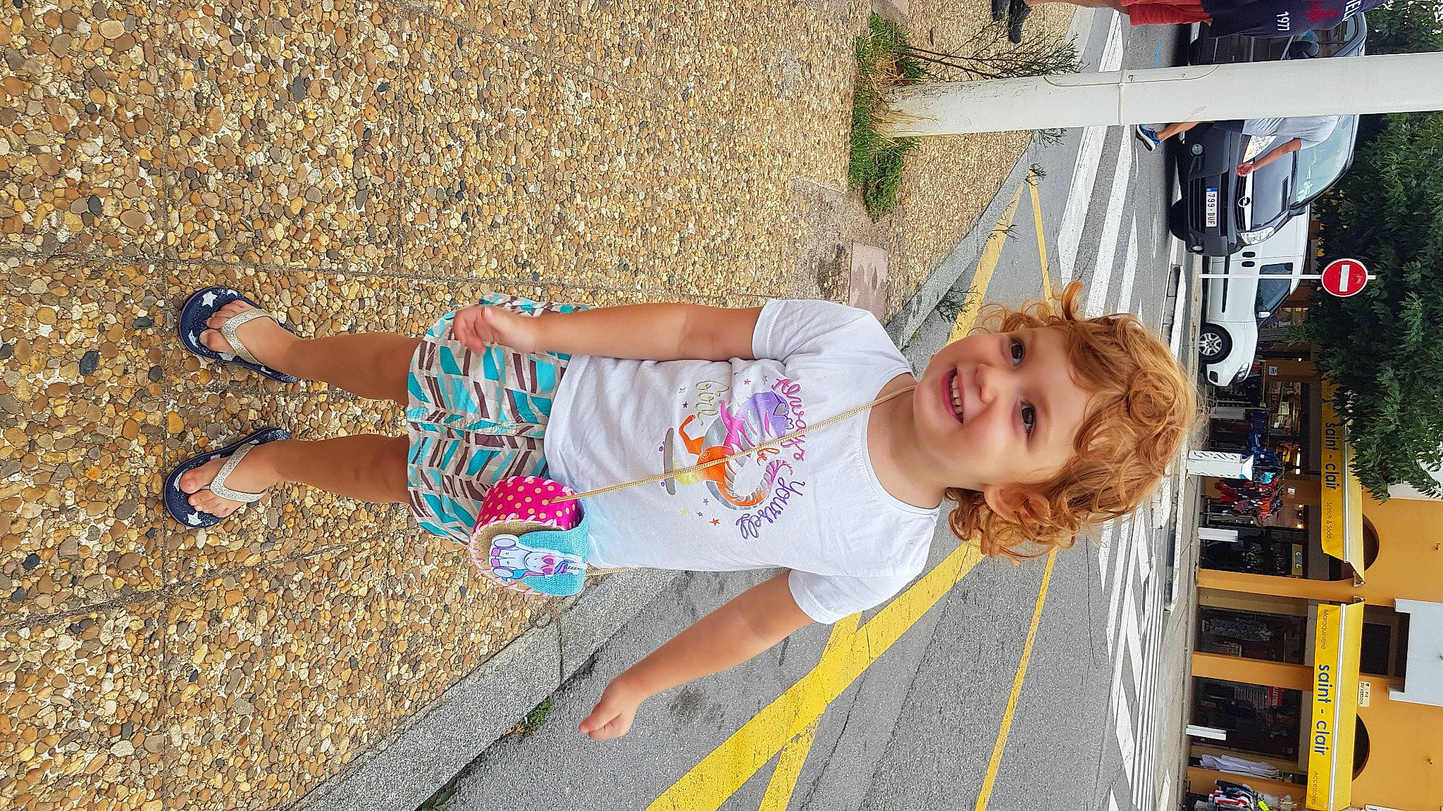 Ninon participe au concours pour gagner de l'argent avec cette photo : asphalt, calf, child, city, foot, fun, grass, happy, human_leg, joy, leisure, pedestrian, person, recreation, road, road_surface, sandal, sidewalk, smile, street_fashion