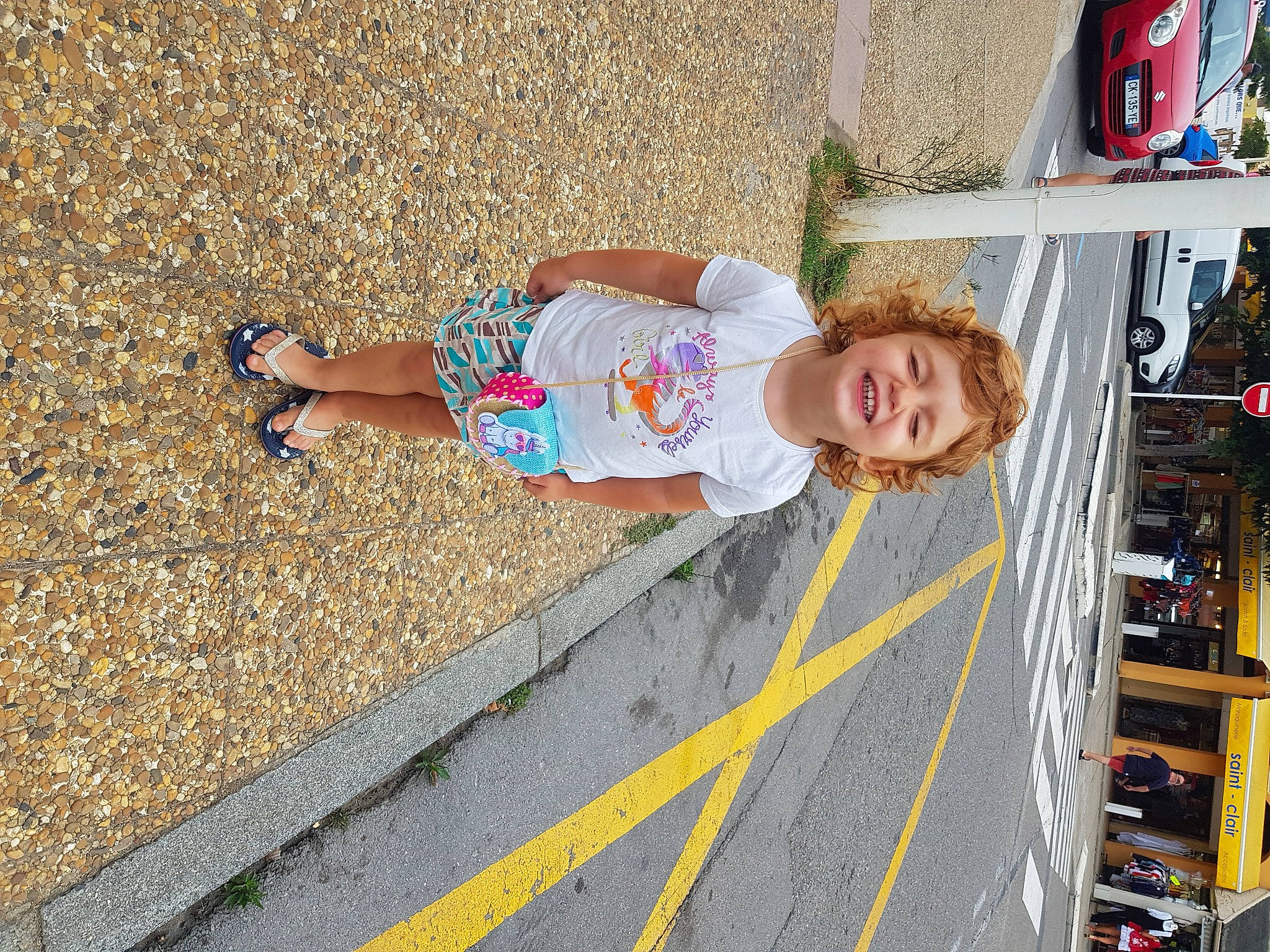 Ninon participe au concours pour gagner de l'argent avec cette photo : asphalt, child, electric_blue, foot, fun, human_leg, joy, leisure, pedestrian, person, road, road_surface, sidewalk, smile, street, street_fashion, textile, thigh, tire, toddler