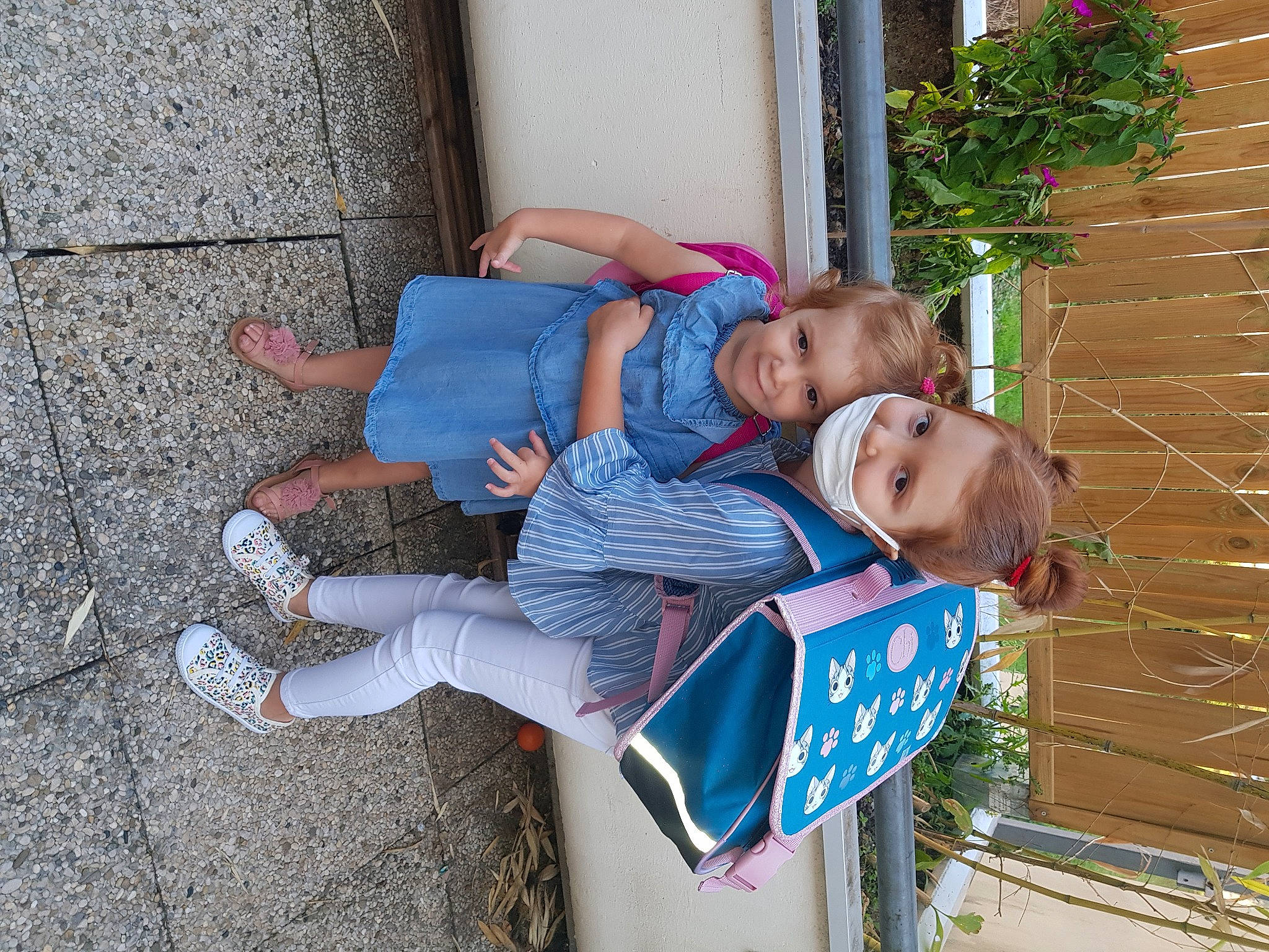 Ninon a rejoint le concours — aidez-le/la à gagner de superbes lots ! child, denim, electric_blue, fun, happy, human_leg, joy, leisure, person, plant, sitting, smile, street_fashion, toddler, vacation, walking_shoe