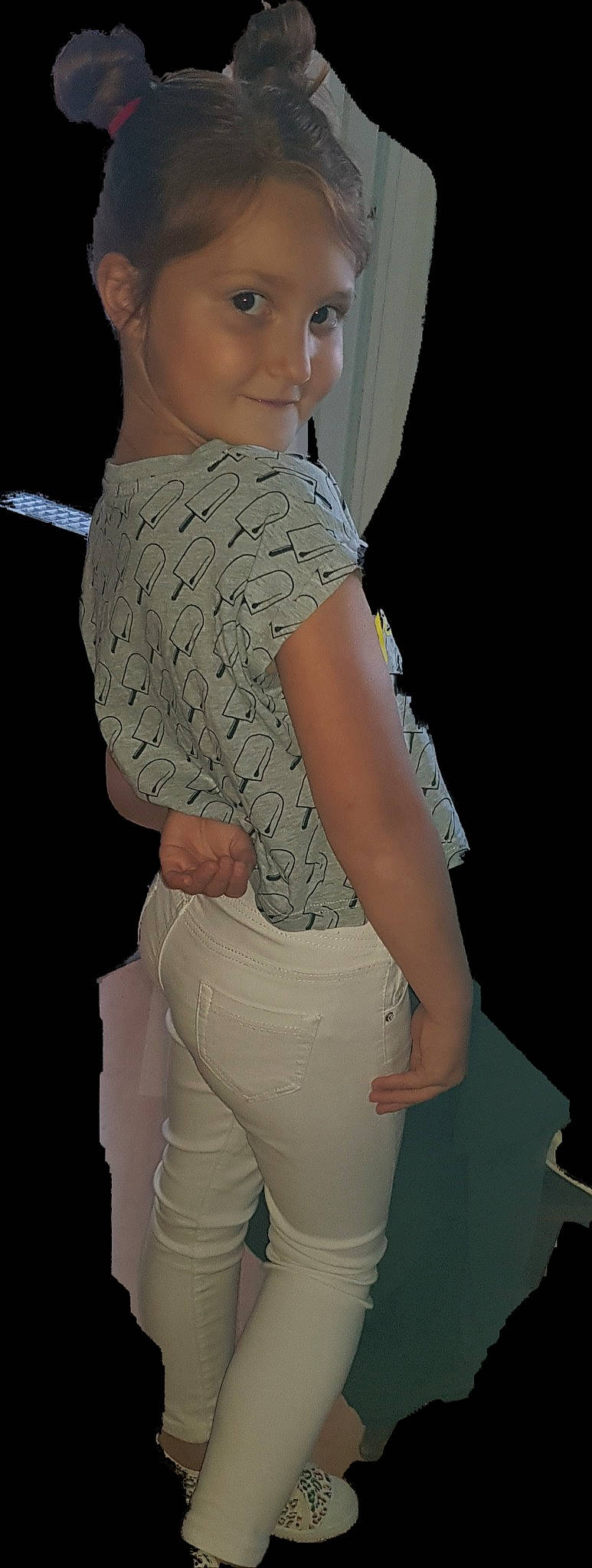 Lyloo participe au concours pour gagner de l'argent avec cette photo : abdomen, belt, chest, denim, elbow, fashion_design, finger, gesture, human_leg, jewellery, joint, knee, neck, shoulder, sleeve, smile, stomach, thigh, trunk, waist