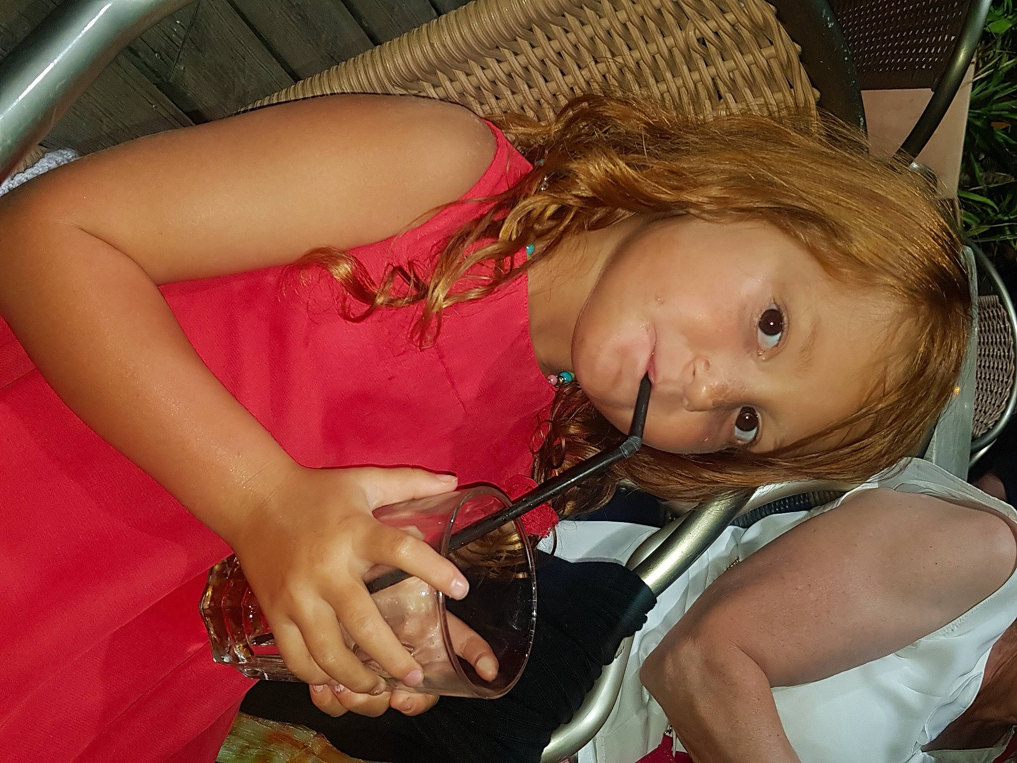 Lyloo a rejoint le concours — aidez-le/la à gagner de superbes lots ! chest, dress, eyebrow, eyelash, facial_expression, fawn, finger, flash_photography, hand, happy, iris, joint, lip, long_hair, mouth, nail, neck, person, skin, smile