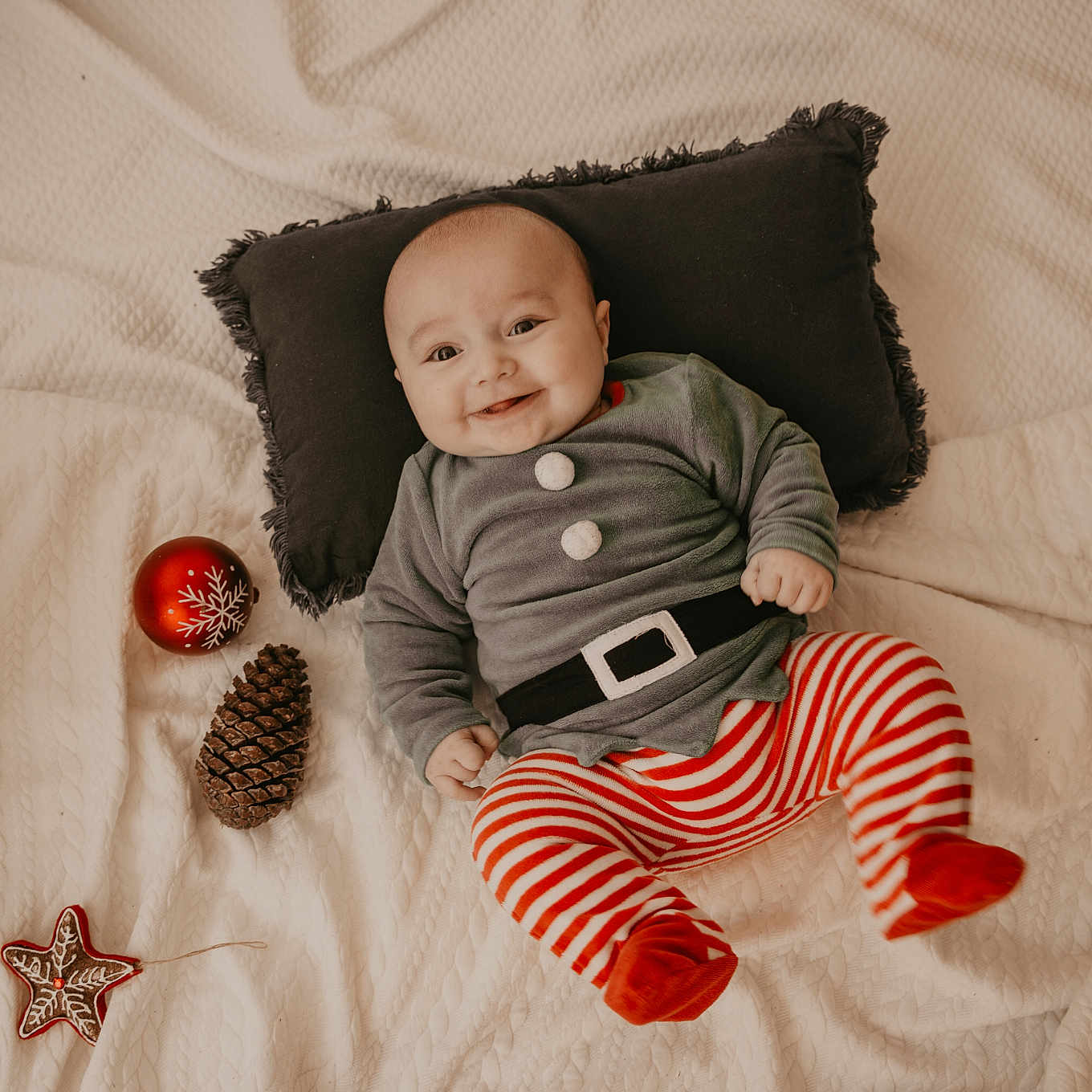 Gabriel a rejoint le concours — aidez-le/la à gagner de superbes lots ! applique, baby, bed, blanket, bodypart, clothing, couch, cushion, face, finger, furniture, hand, happy, head, homedecor, pants, person, photography, portrait, smile