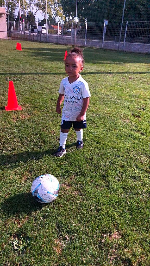 Cahill a rejoint le concours — aidez-le/la à gagner de superbes lots ! ball, ball_game, competition_event, cone, football, fun, grass, lawn, leisure, people_in_nature, person, player, recreation, shorts, soccer, soccer_ball, sports, sports_equipment, team_sport, toddler